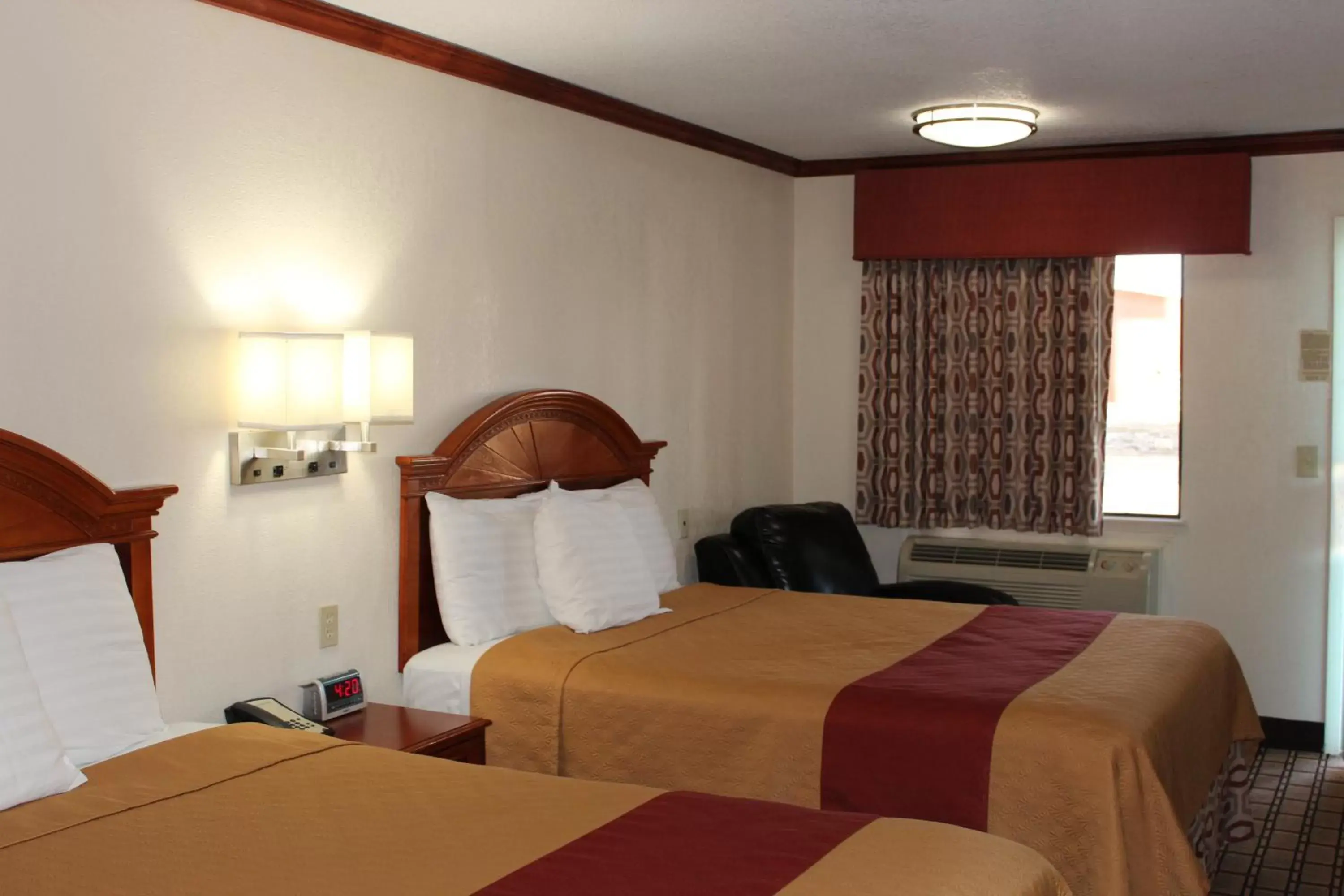 Queen Room with Two Queen Beds - Smoking in Sanger Inn Queen Room with Two Queen Beds - Smoking in Sanger Inn