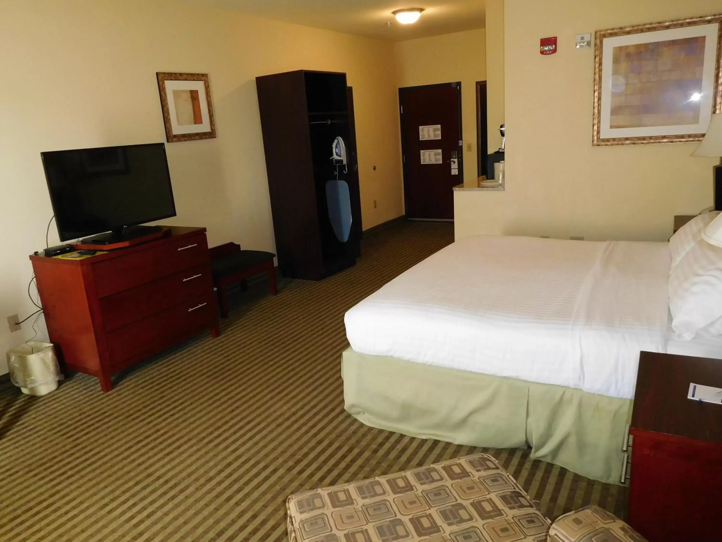 King Room - Mobility Access/Roll in Shower - Non-Smoking in Holiday Inn Express Ponca City, an IHG Hotel King Room - Mobility Access/Roll in Shower - Non-Smoking in Holiday Inn Express Ponca City, an IHG Hotel