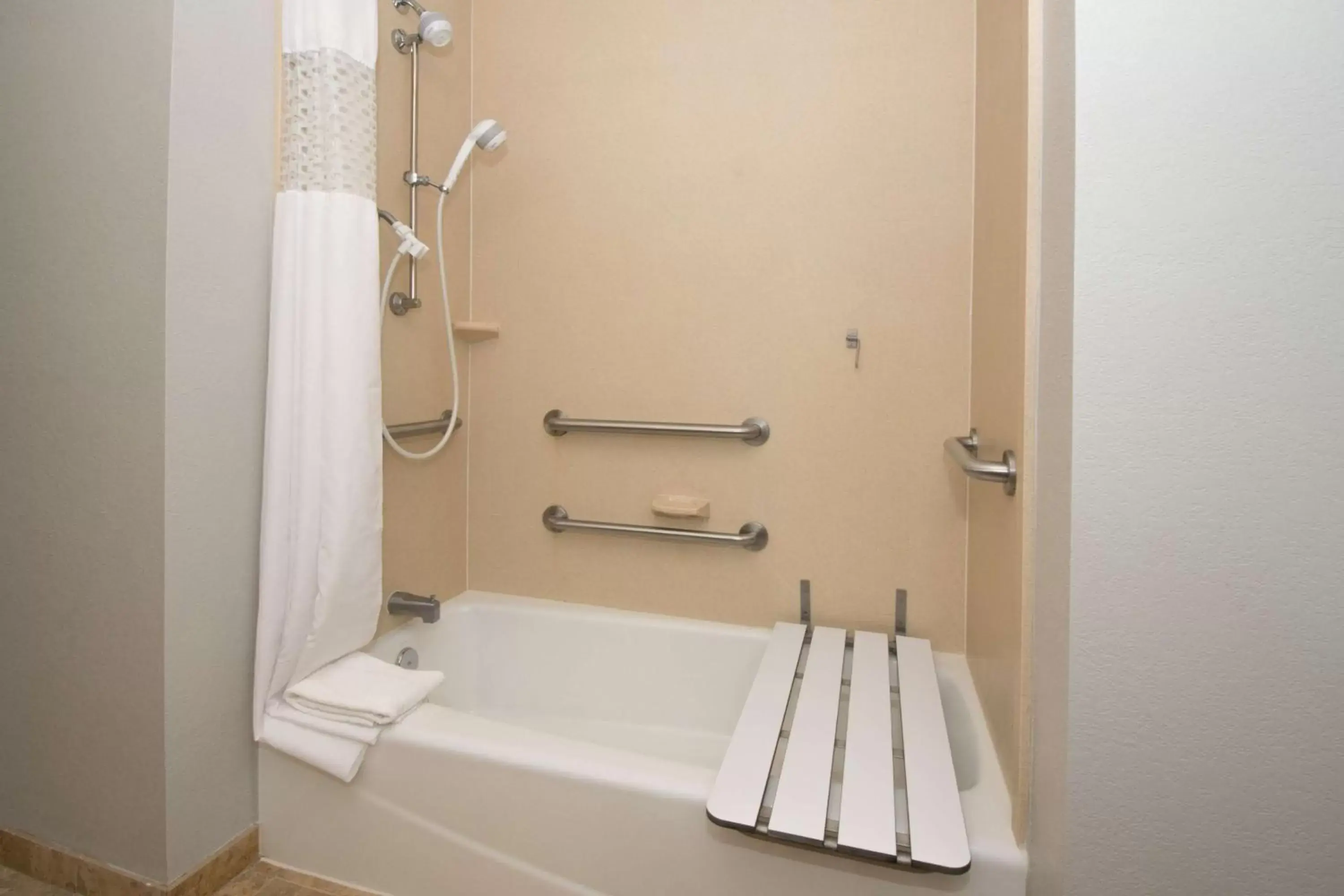 King Room with Bath Tub - Hearing Access/Non-Smoking in Hampton Inn & Suites Selma-San Antonio/Randolph AFB King Room with Bath Tub - Hearing Access/Non-Smoking in Hampton Inn & Suites Selma-San Antonio/Randolph AFB