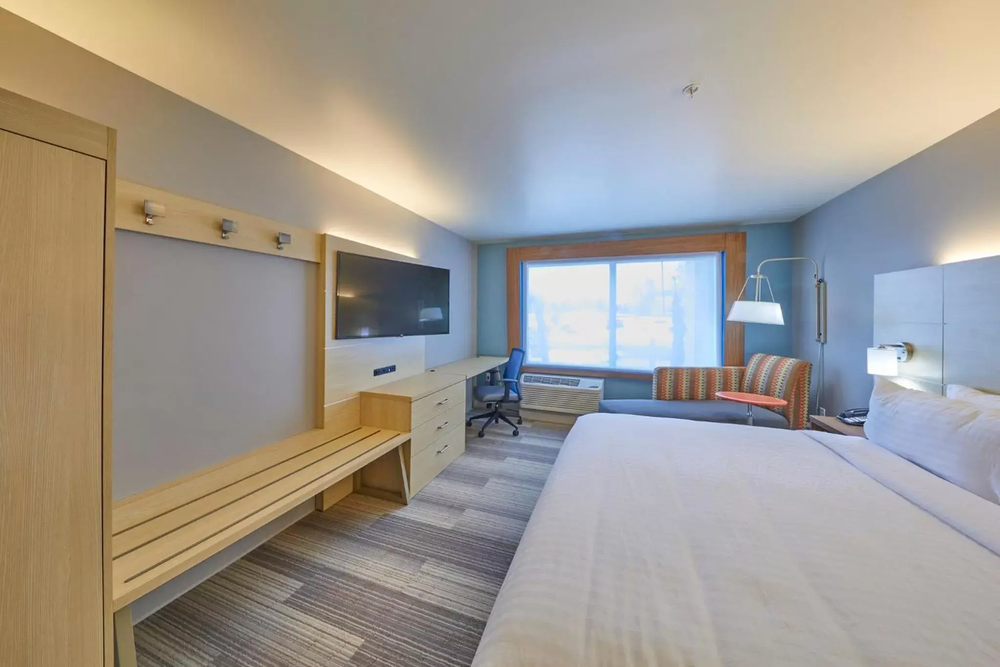 King Room with Roll-In Shower - Disability Access in Holiday Inn Express & Suites - Hermiston Downtown by IHG King Room with Roll-In Shower - Disability Access in Holiday Inn Express & Suites - Hermiston Downtown by IHG