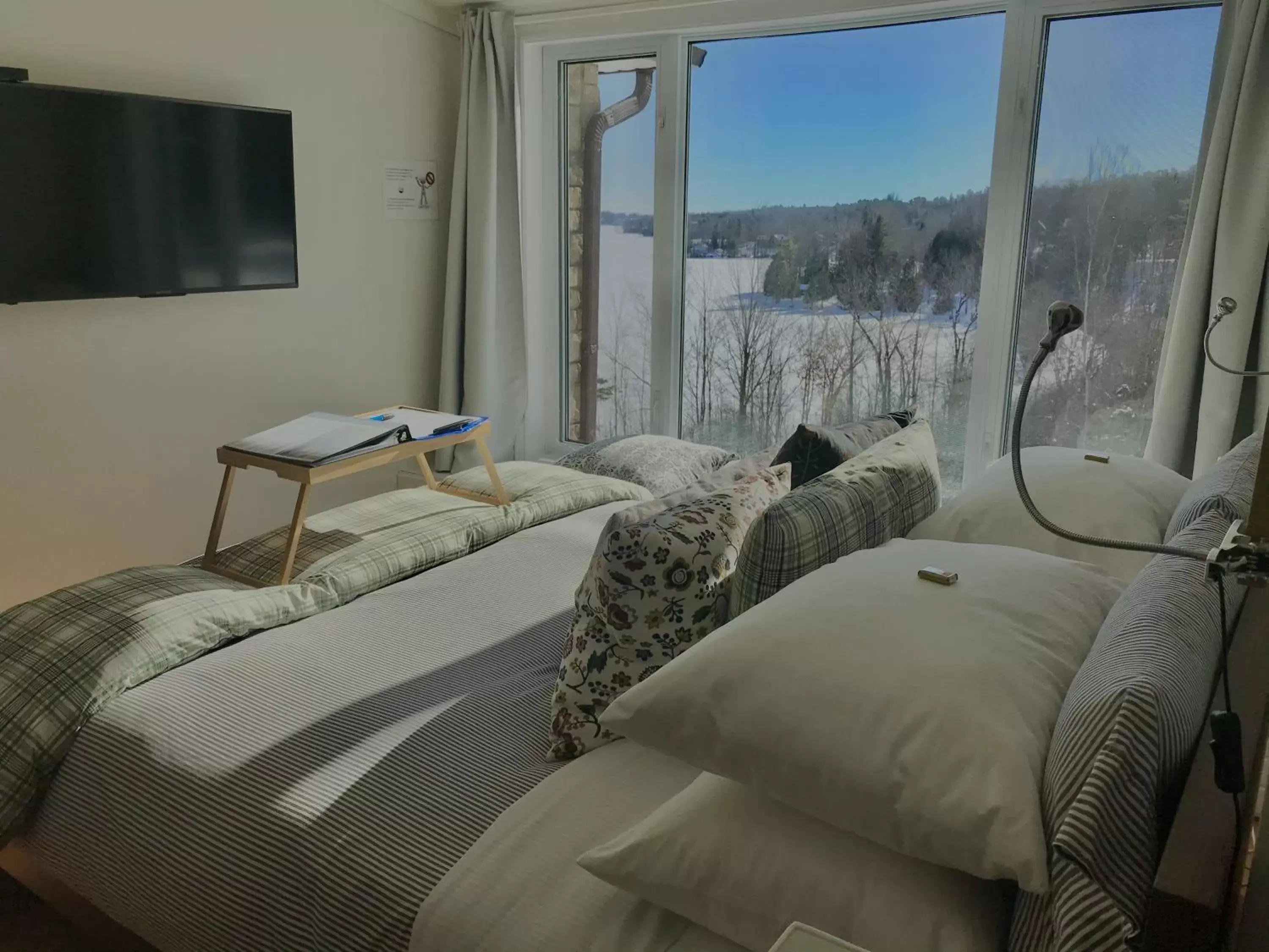 Queen Room with River View in Auberge Tom B&B Queen Room with River View in Auberge Tom B&B