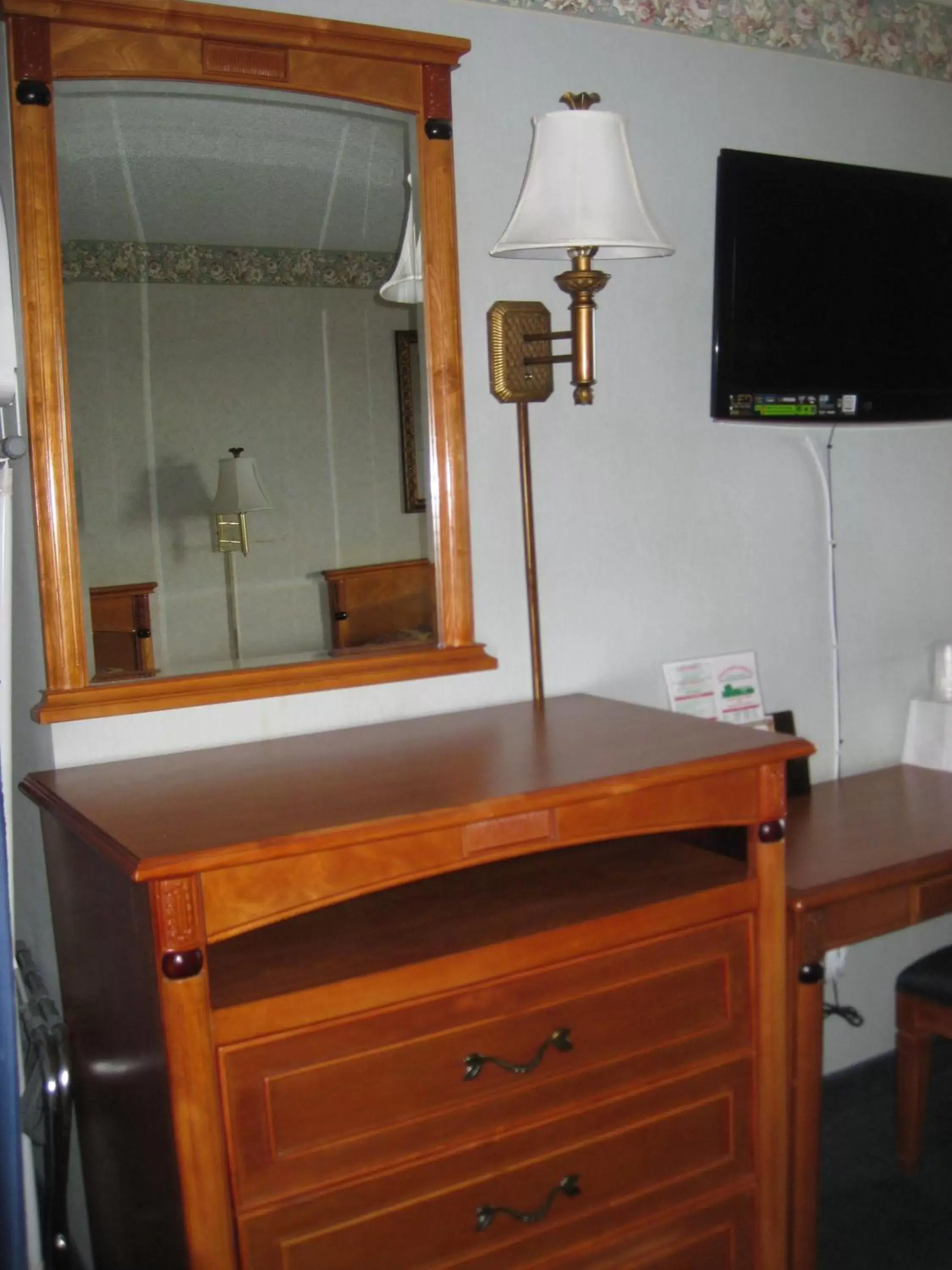 Queen Room with Two Queen Beds - Non-Smoking in super 8 inglewood Queen Room with Two Queen Beds - Non-Smoking in super 8 inglewood