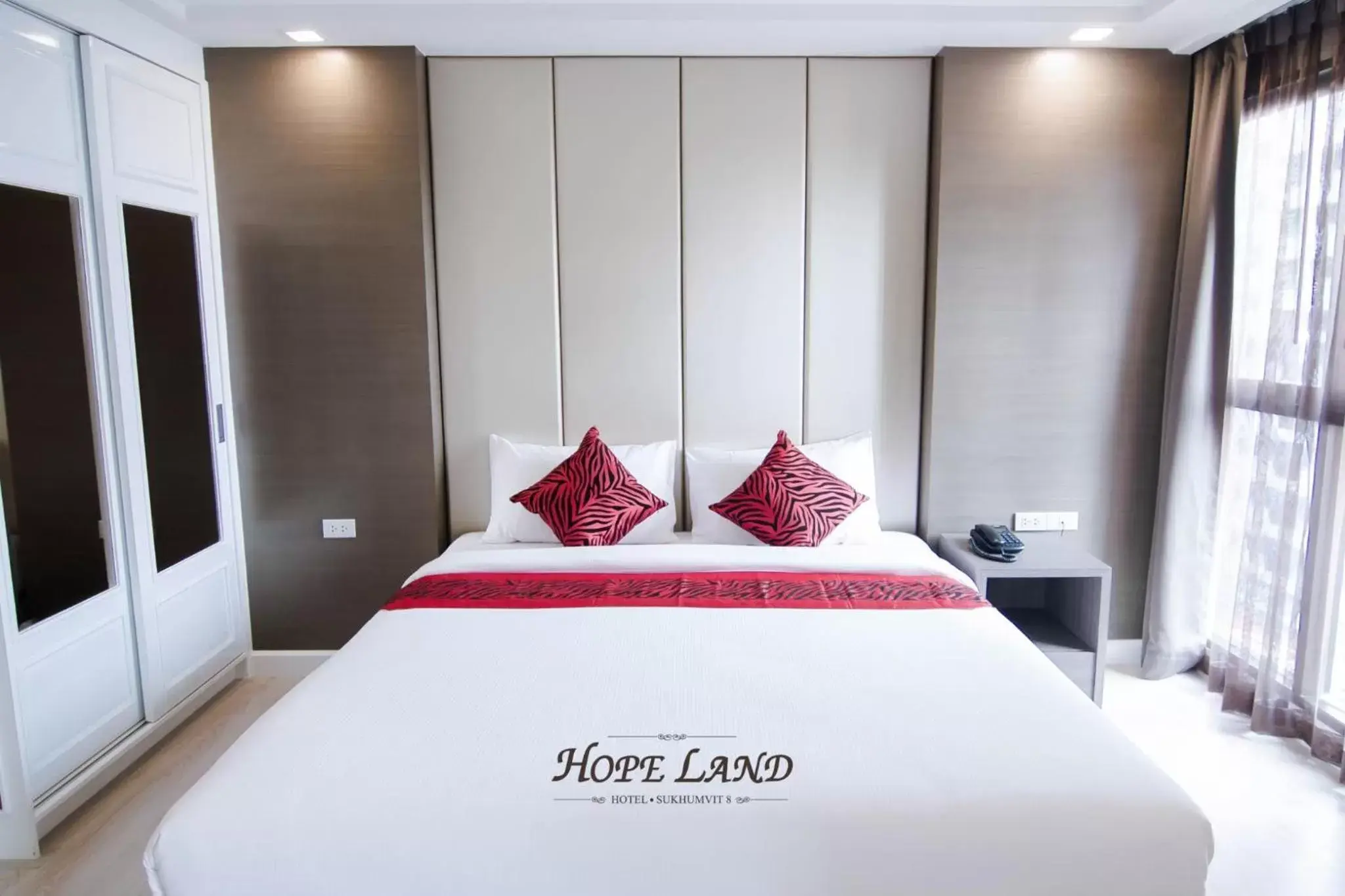 Deluxe Double Room in Hope Land Hotel Sukhumvit 8 Deluxe Double Room in Hope Land Hotel Sukhumvit 8