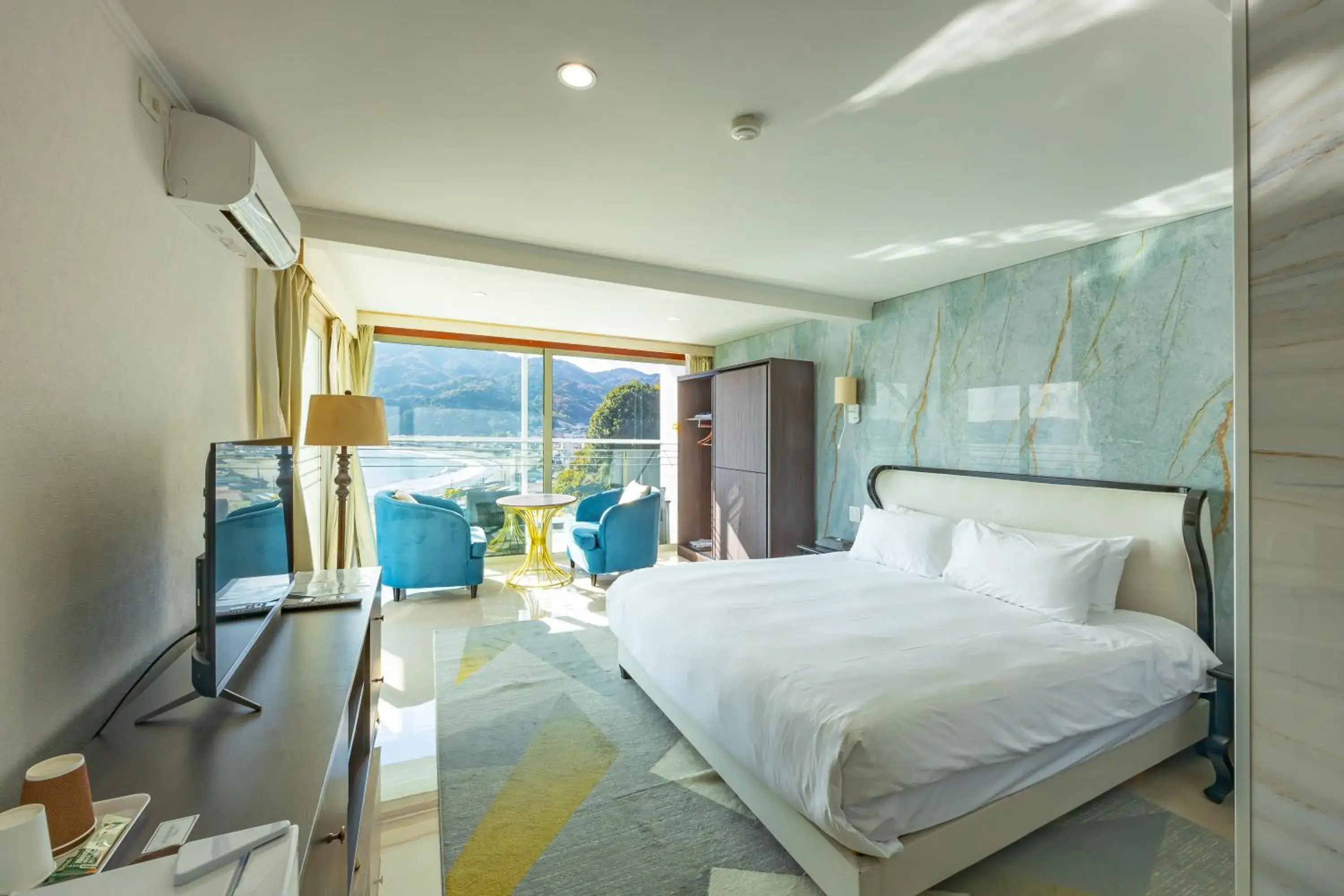 Standard King Room - single occupancy in HOTEL HIMALAYA SEA Standard King Room - single occupancy in HOTEL HIMALAYA SEA