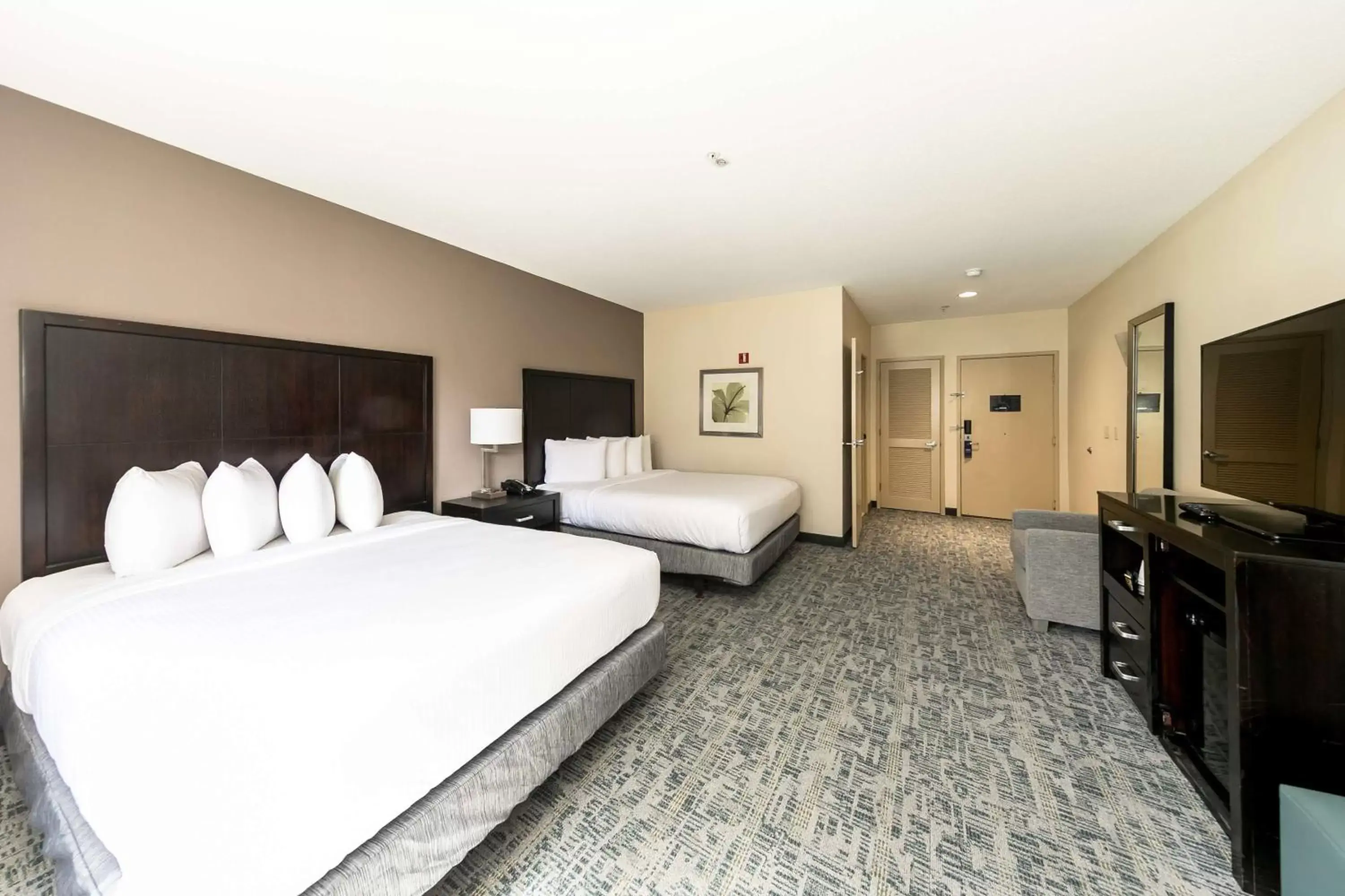 Queen Room with Two Queen Beds and Bath Tub - Disability Access/Non-Smoking in Best Western Inn & Suites San Diego Zoo -SeaWorld Area Queen Room with Two Queen Beds and Bath Tub - Disability Access/Non-Smoking in Best Western Inn & Suites San Diego Zoo -SeaWorld Area