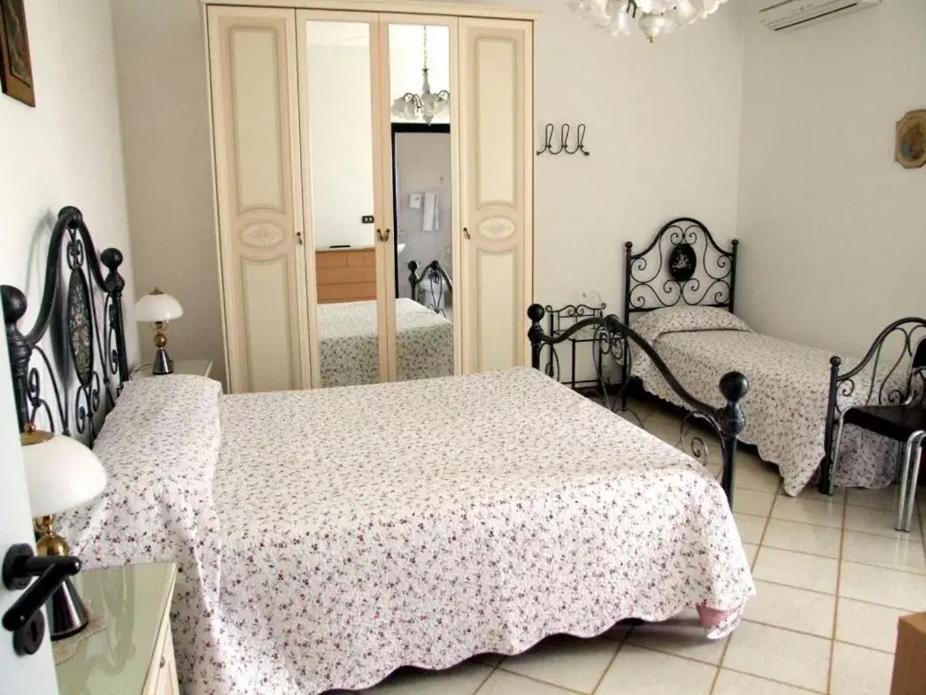 Double Room with Private Bathroom in Villa Franca B&B Double Room with Private Bathroom in Villa Franca B&B