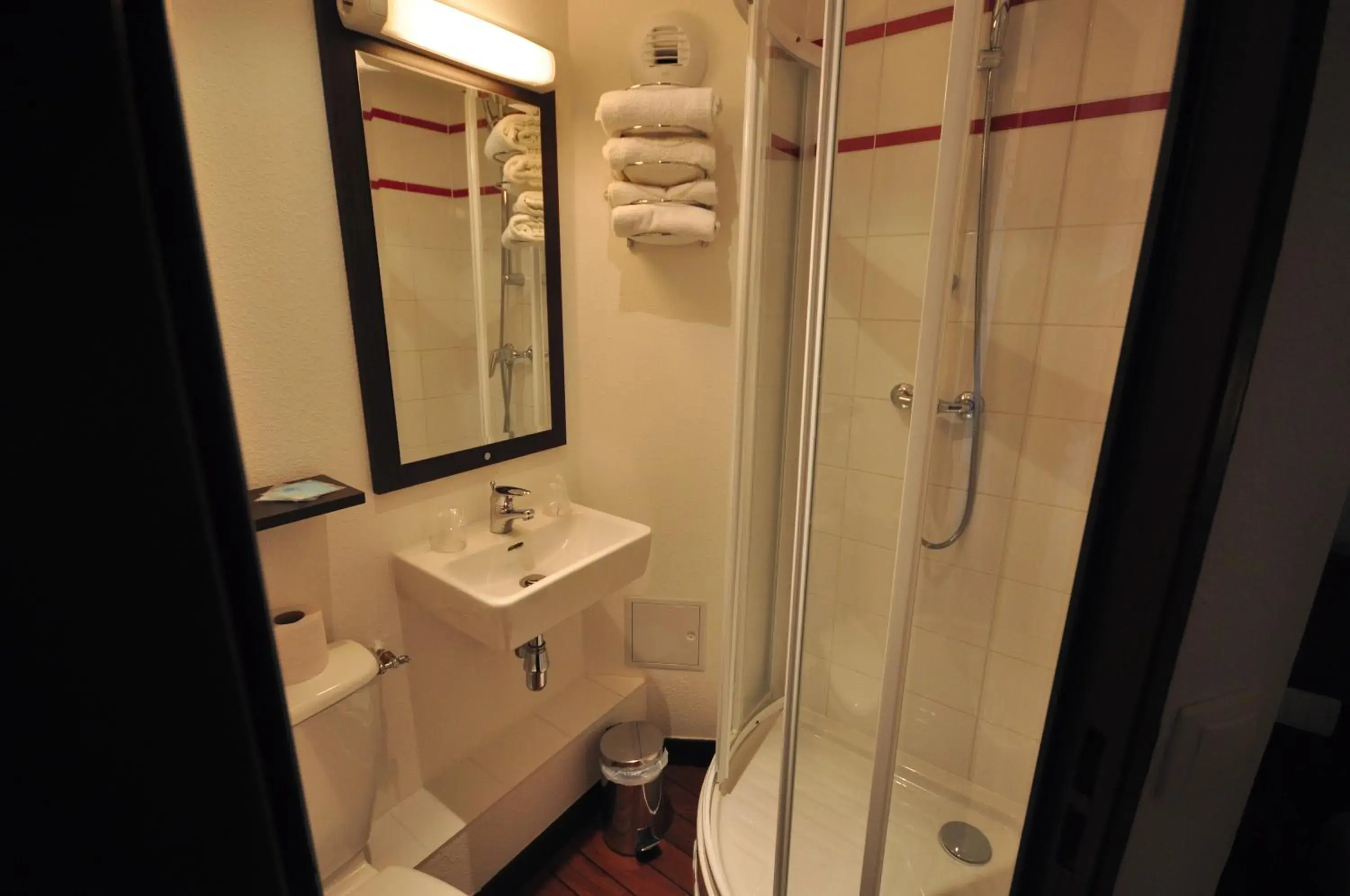 Twin Room in Enzo Hotels Vierzon by Kyriad Direct Twin Room in Enzo Hotels Vierzon by Kyriad Direct