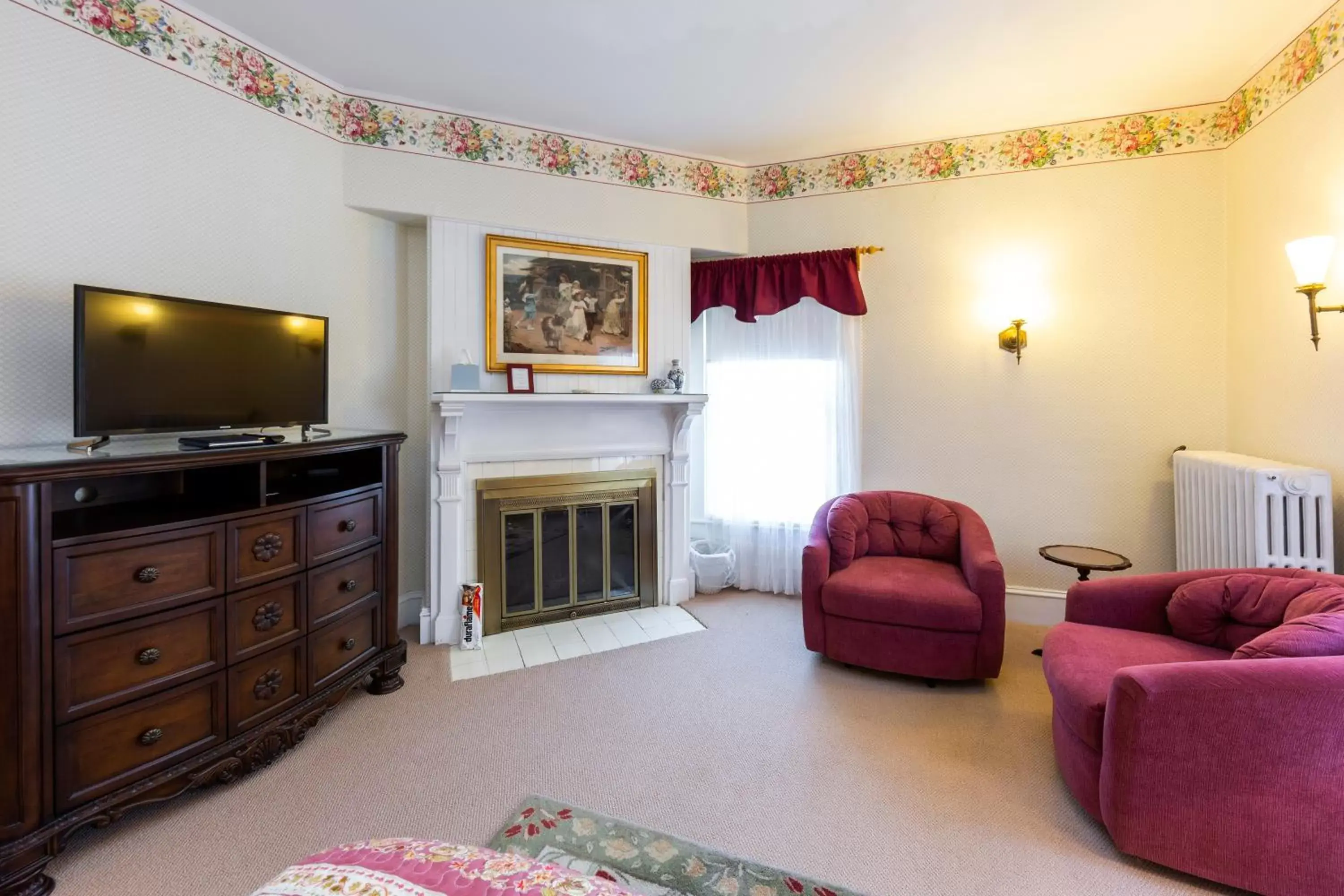 Deluxe King Room in The Elmhurst Inn Deluxe King Room in The Elmhurst Inn