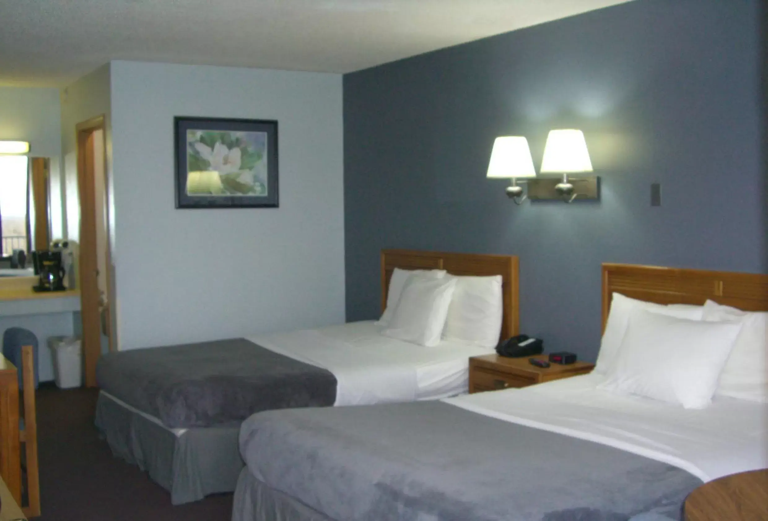 Queen Room with Two Queen Beds - Pet Friendly in Quail's Nest Inn & Suites Queen Room with Two Queen Beds - Pet Friendly in Quail's Nest Inn & Suites