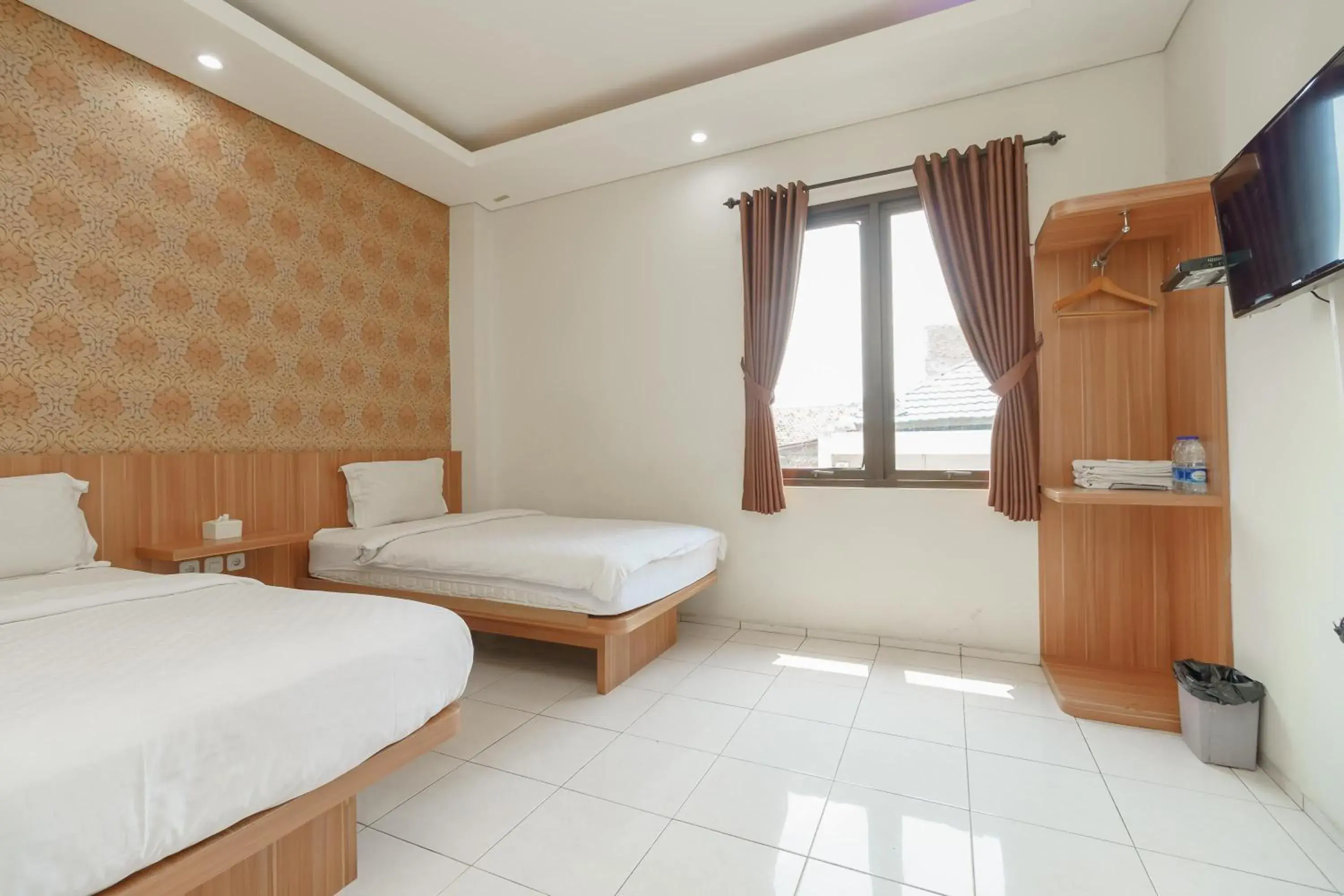 Family Room in Green Apple Residence near Sarinah Mitra RedDoorz Family Room in Green Apple Residence near Sarinah Mitra RedDoorz