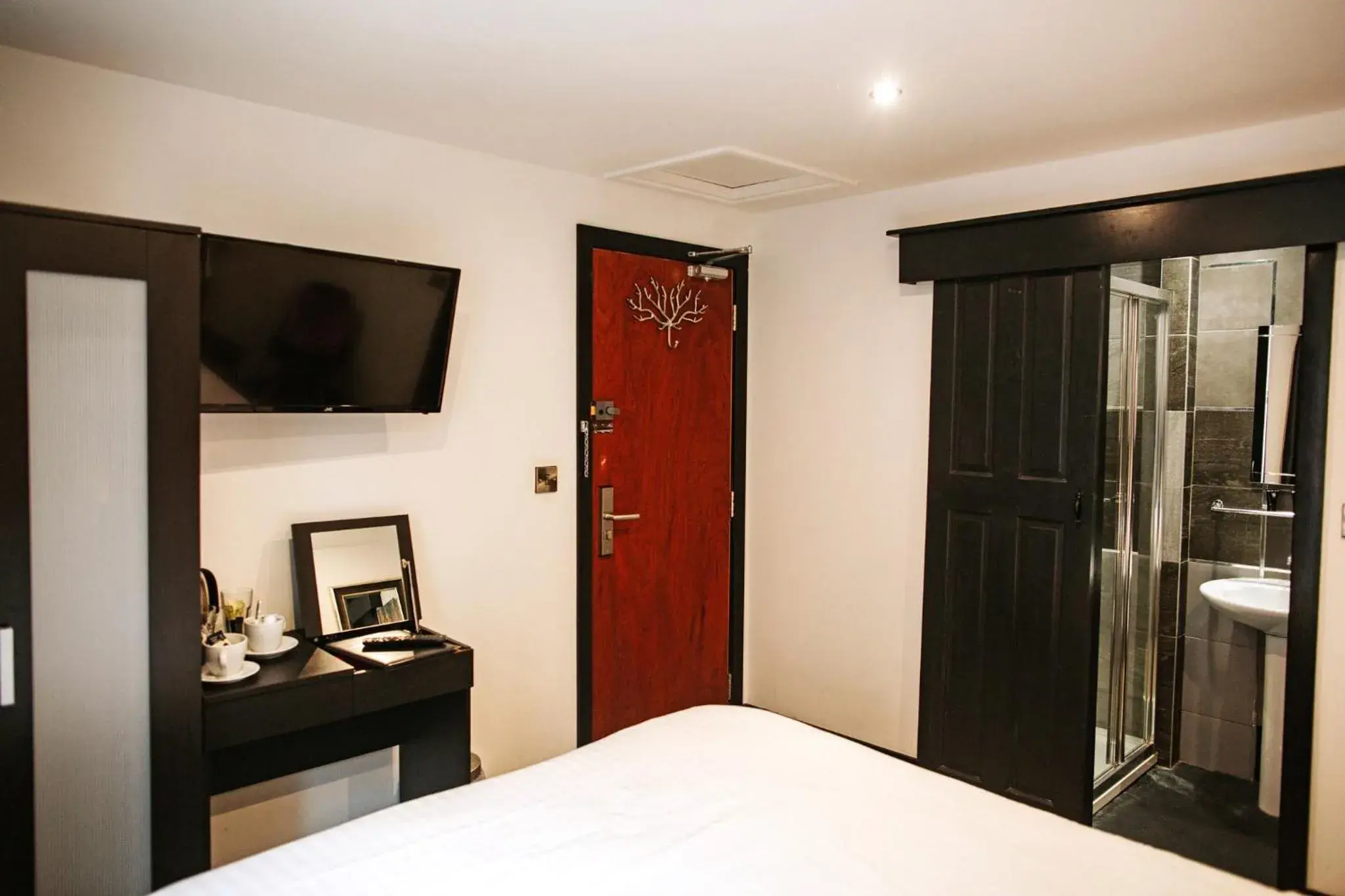 Budget Double or Twin Room in Peaky Blinders Accommodation & Bar Budget Double or Twin Room in Peaky Blinders Accommodation & Bar