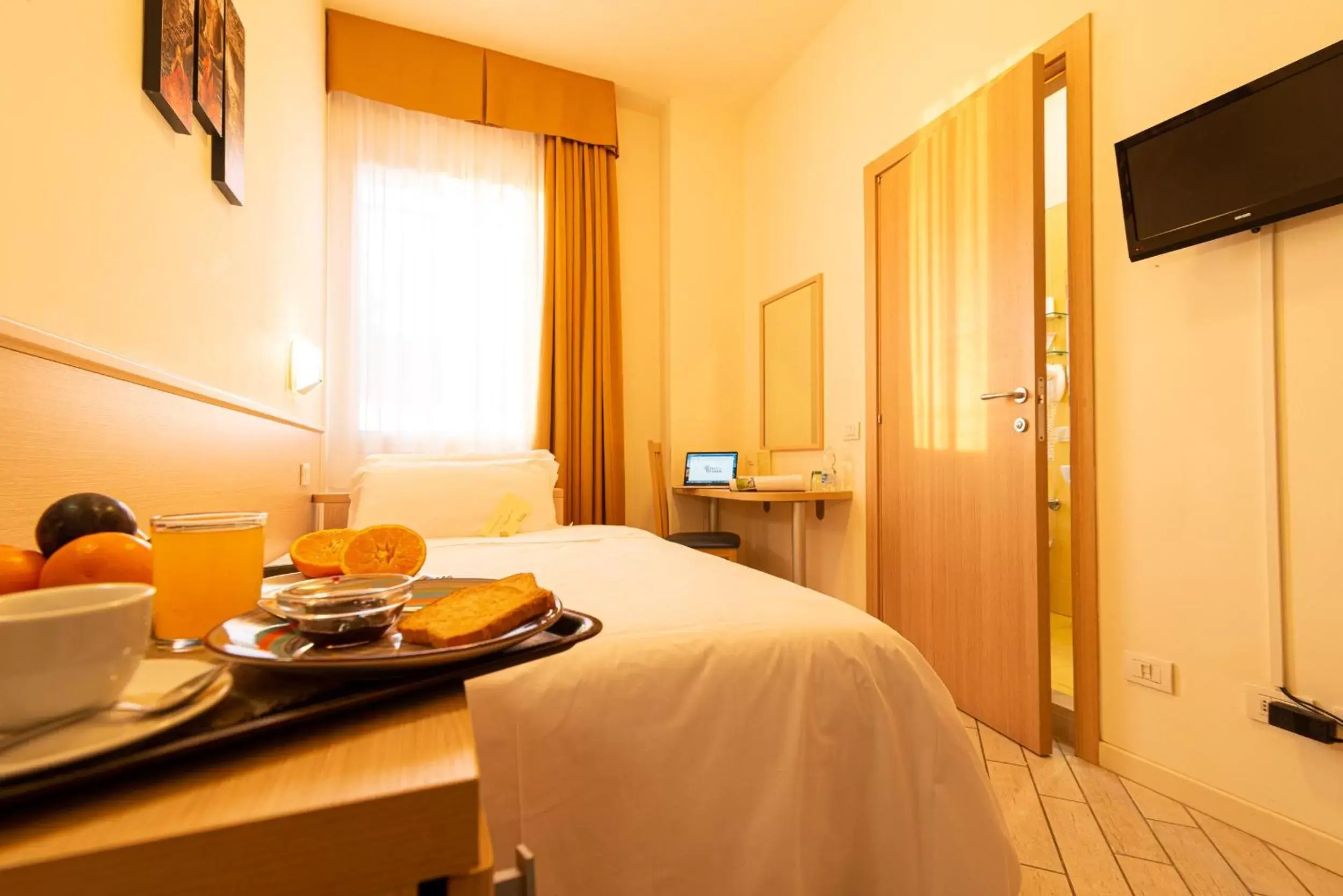 Comfort Single Room in Hotel Mirandola Comfort Single Room in Hotel Mirandola