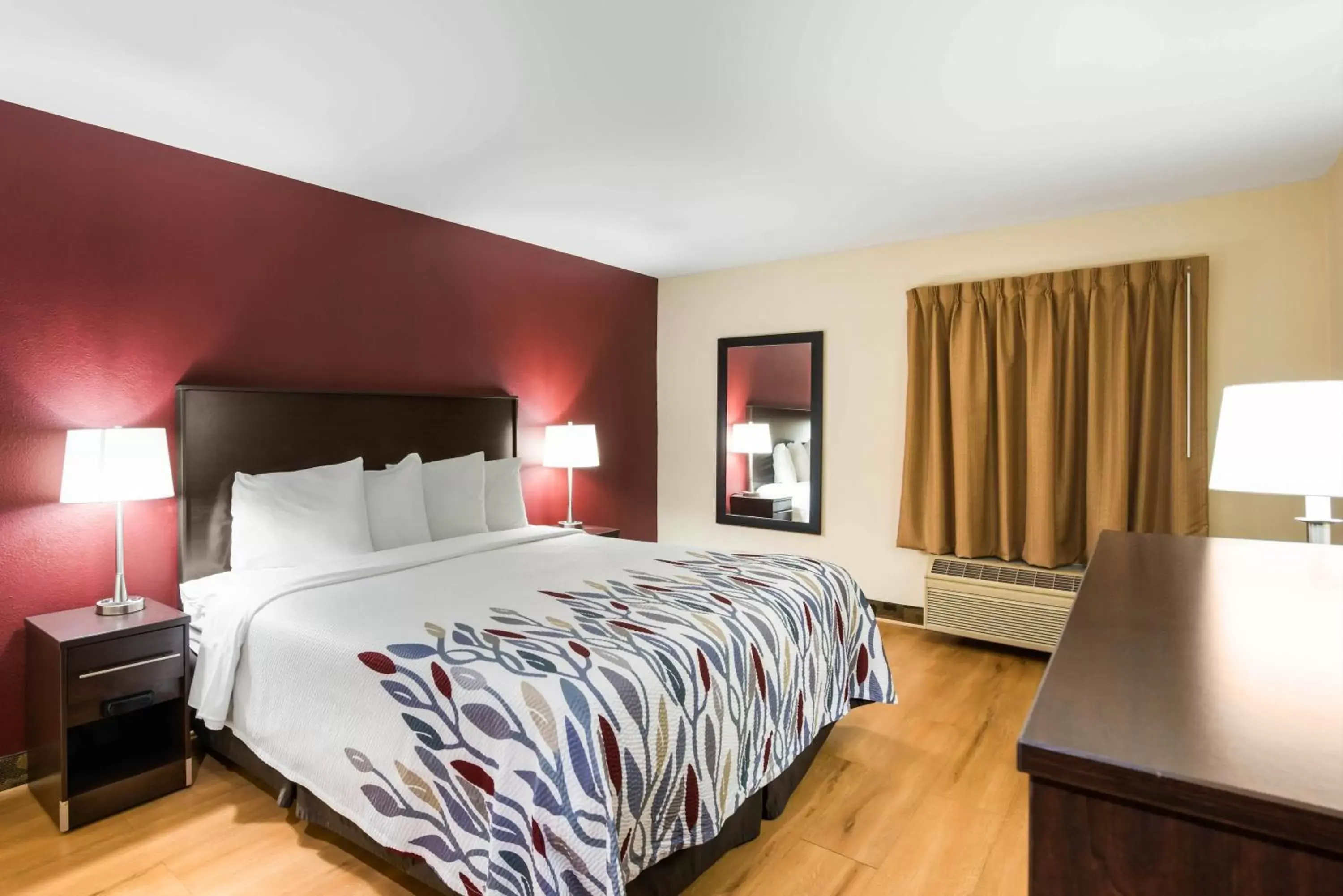 Deluxe King Room Disability Access Non-Smoking in Red Roof Inn & Suites Monee Deluxe King Room Disability Access Non-Smoking in Red Roof Inn & Suites Monee