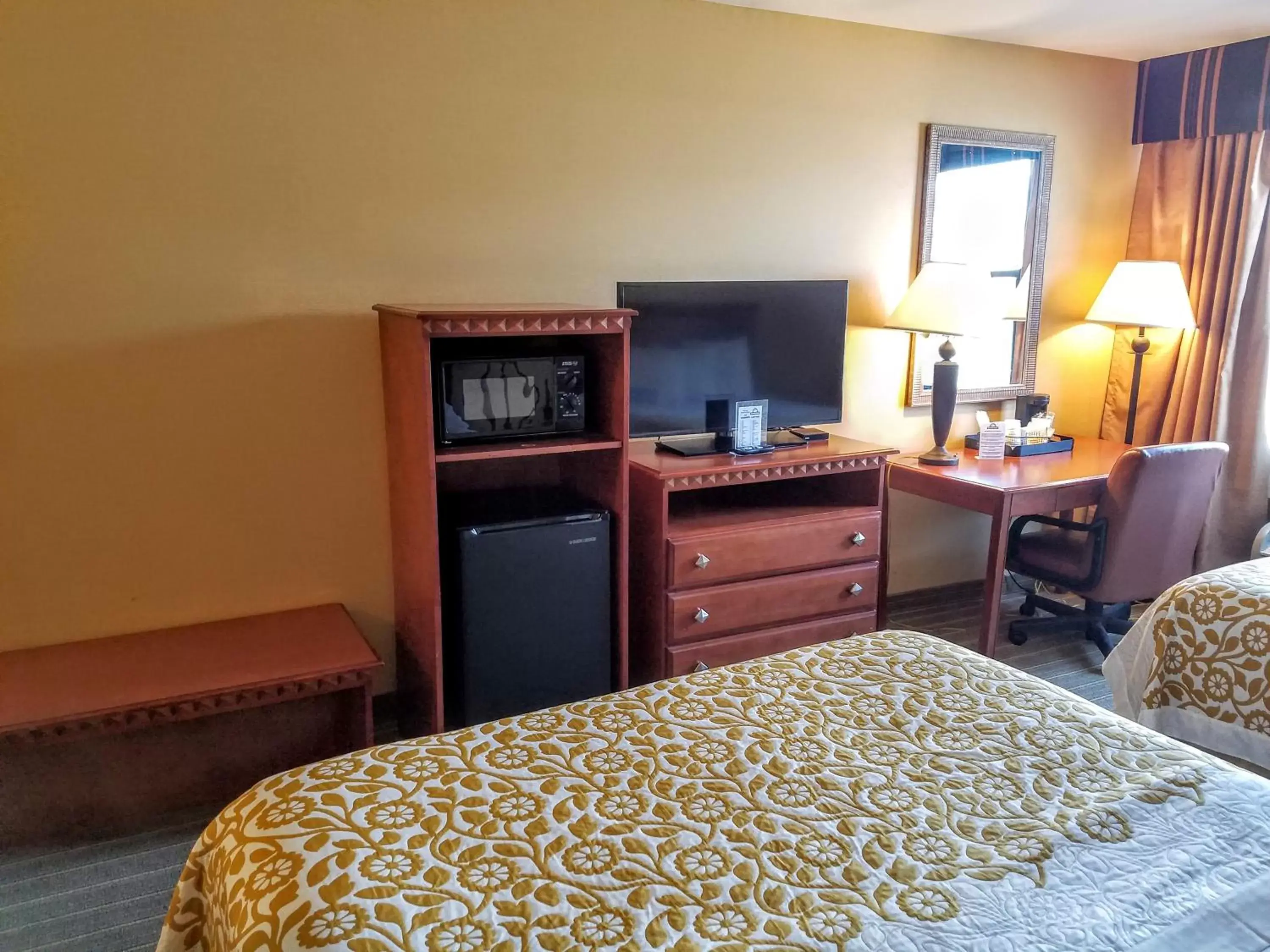 Queen Room with Two Queen Beds - Non-Smoking in Days Inn by Wyndham Windsor Locks / Bradley Intl Airport Queen Room with Two Queen Beds - Non-Smoking in Days Inn by Wyndham Windsor Locks / Bradley Intl Airport