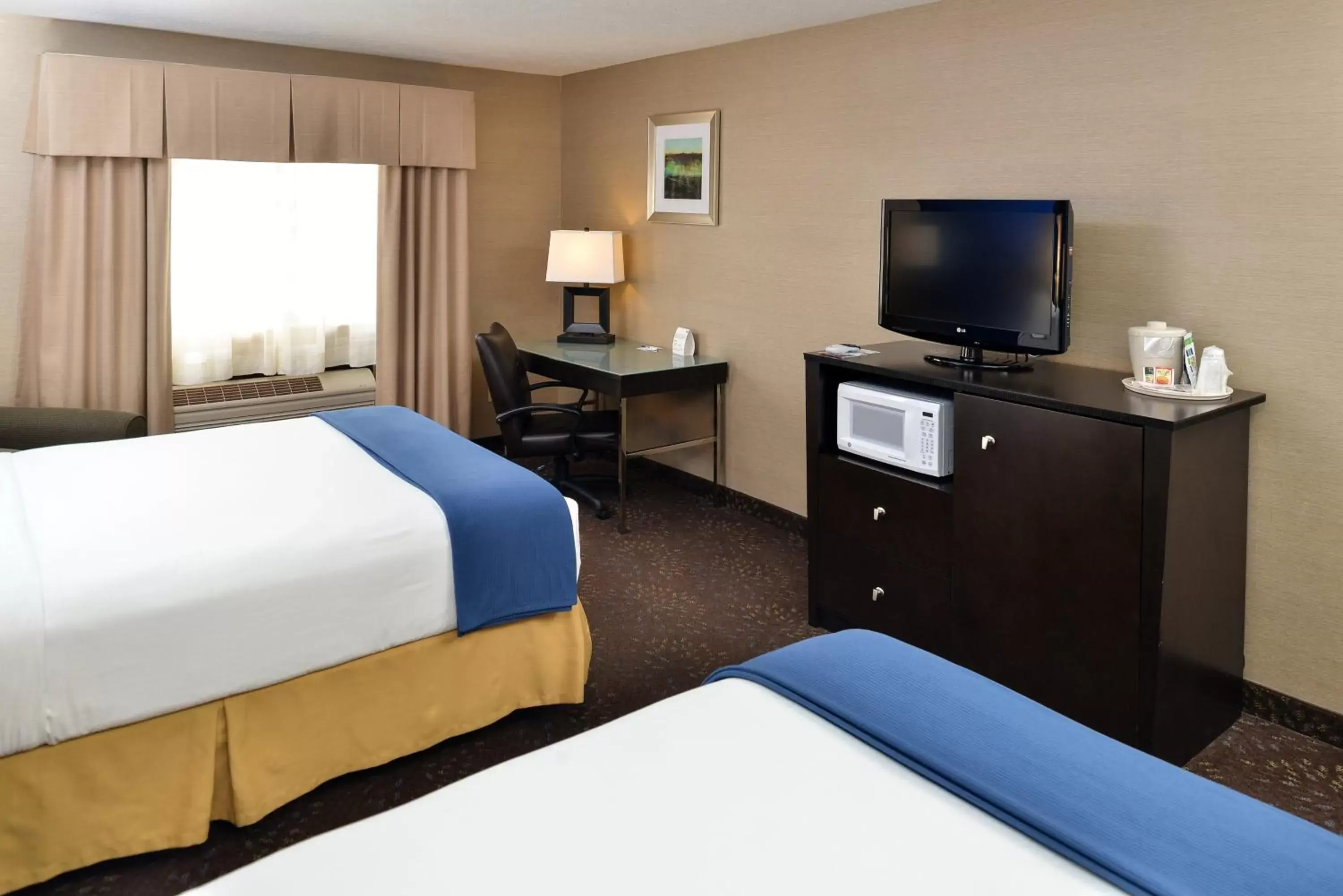 Standard Queen Room with Two Queen Beds and Tub - Mobility/Communications Accessible in Holiday Inn Express Hotel & Suites Charlotte by IHG Standard Queen Room with Two Queen Beds and Tub - Mobility/Communications Accessible in Holiday Inn Express Hotel & Suites Charlotte by IHG