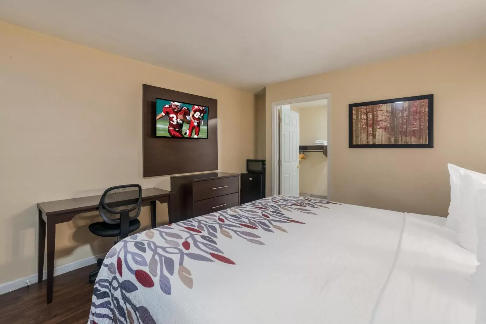 Deluxe Queen Room Disability Access Roll-In Shower Non-Smoking in Red Roof Inn Stockton Deluxe Queen Room Disability Access Roll-In Shower Non-Smoking in Red Roof Inn Stockton