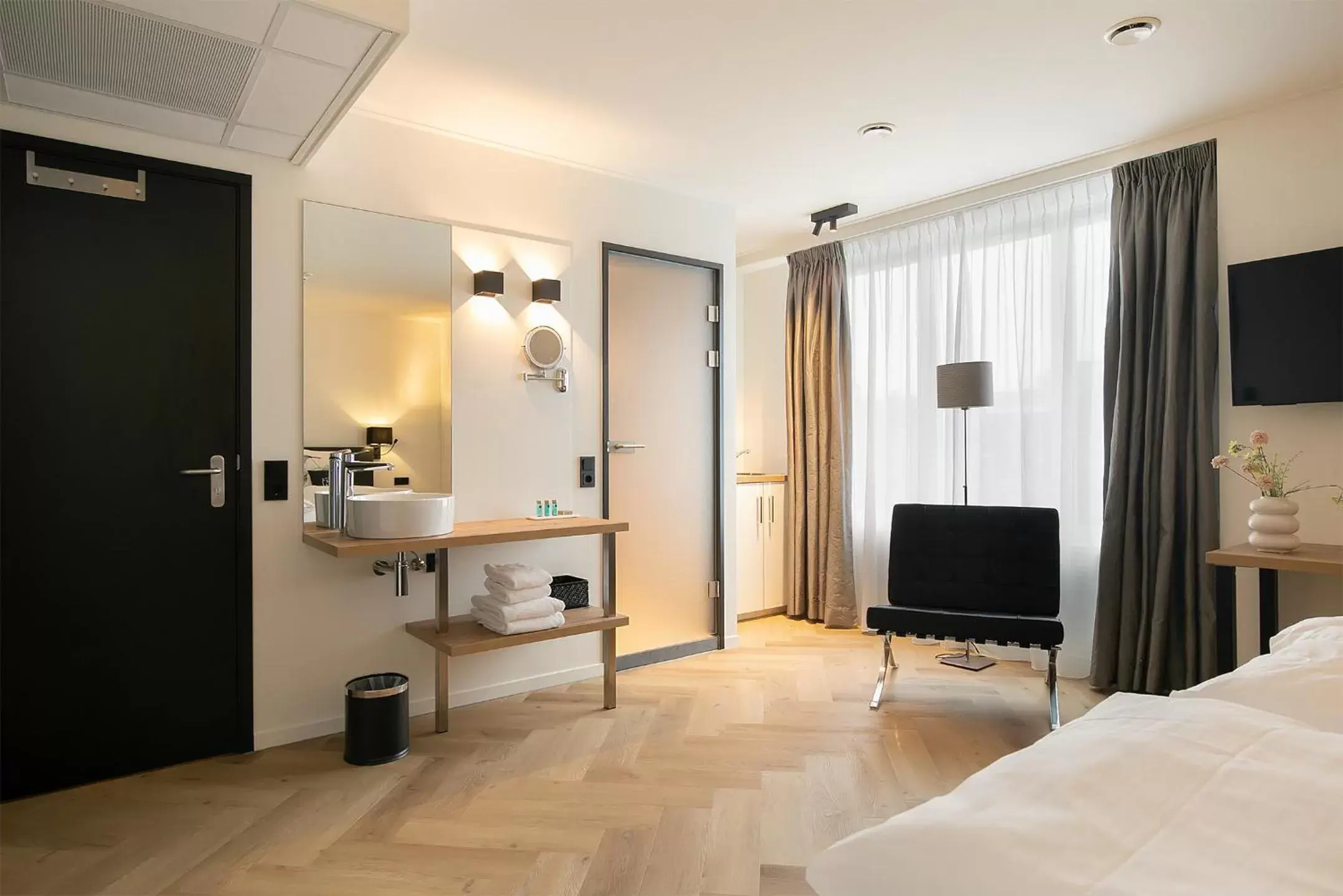 Deluxe Twin Room in Snoozz Hotels Bolsward Boutique hotel zonder receptie met digitale sleutel Deluxe Twin Room in Snoozz Hotels Bolsward Boutique hotel zonder receptie met digitale sleutel
