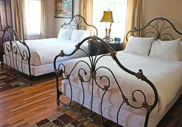One Bedroom Suite with Two Queen Beds in Silverton Inn & Suites One Bedroom Suite with Two Queen Beds in Silverton Inn & Suites