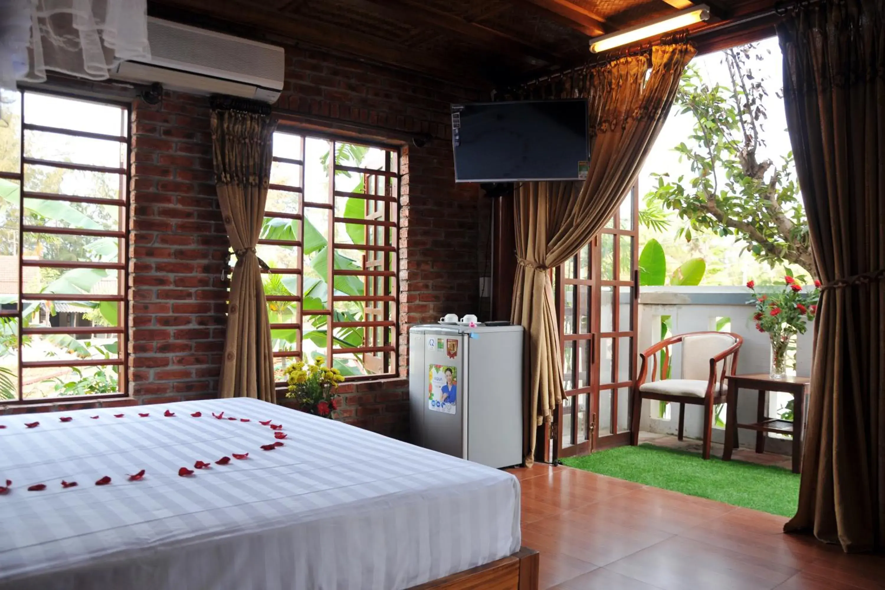 Superior Queen bed garden view in Seaside An Bang Homestay Superior Queen bed garden view in Seaside An Bang Homestay