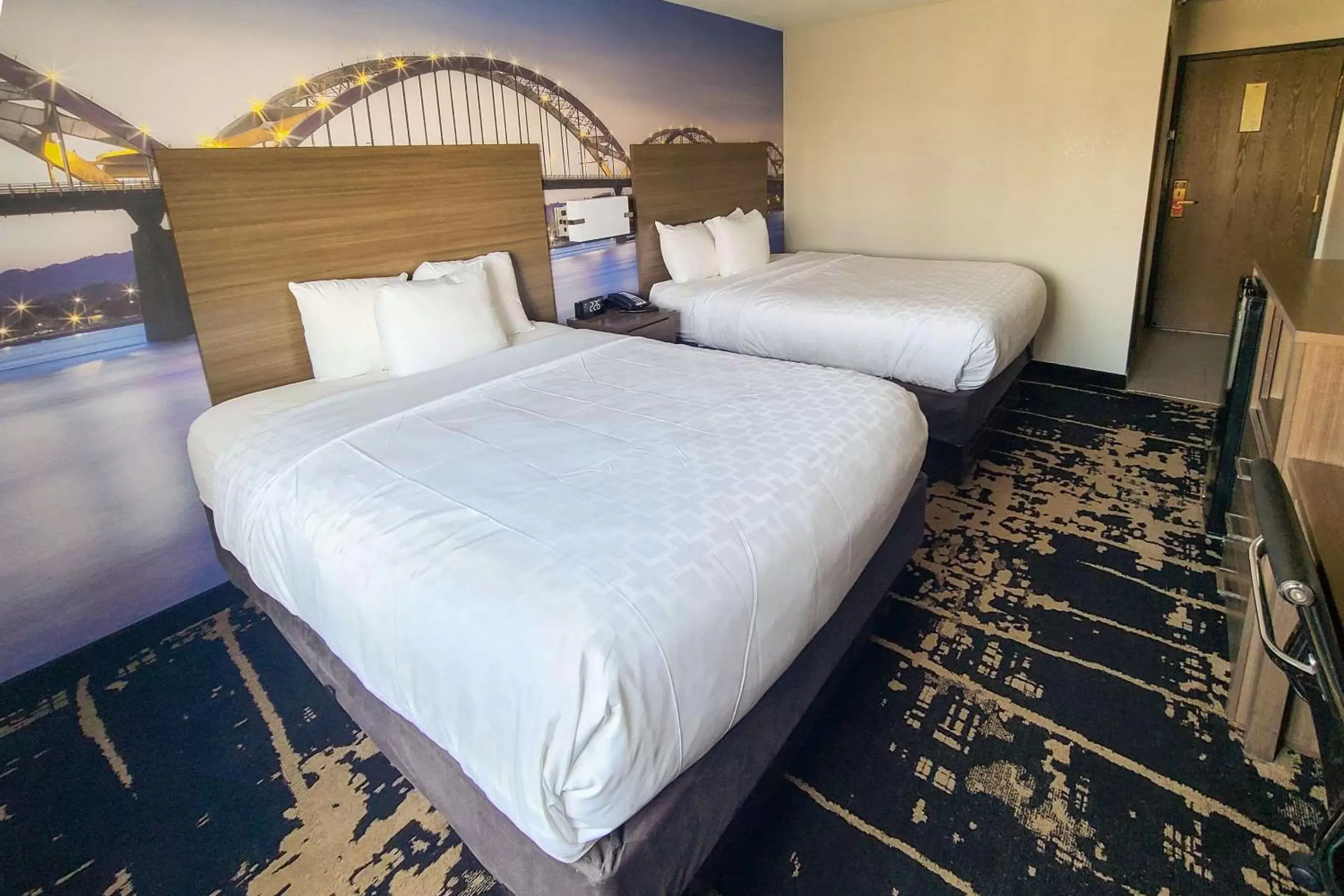 Queen Room with Two Queen Beds - Non-Smoking in Clarion Pointe Bettendorf - Quad Cities Queen Room with Two Queen Beds - Non-Smoking in Clarion Pointe Bettendorf - Quad Cities