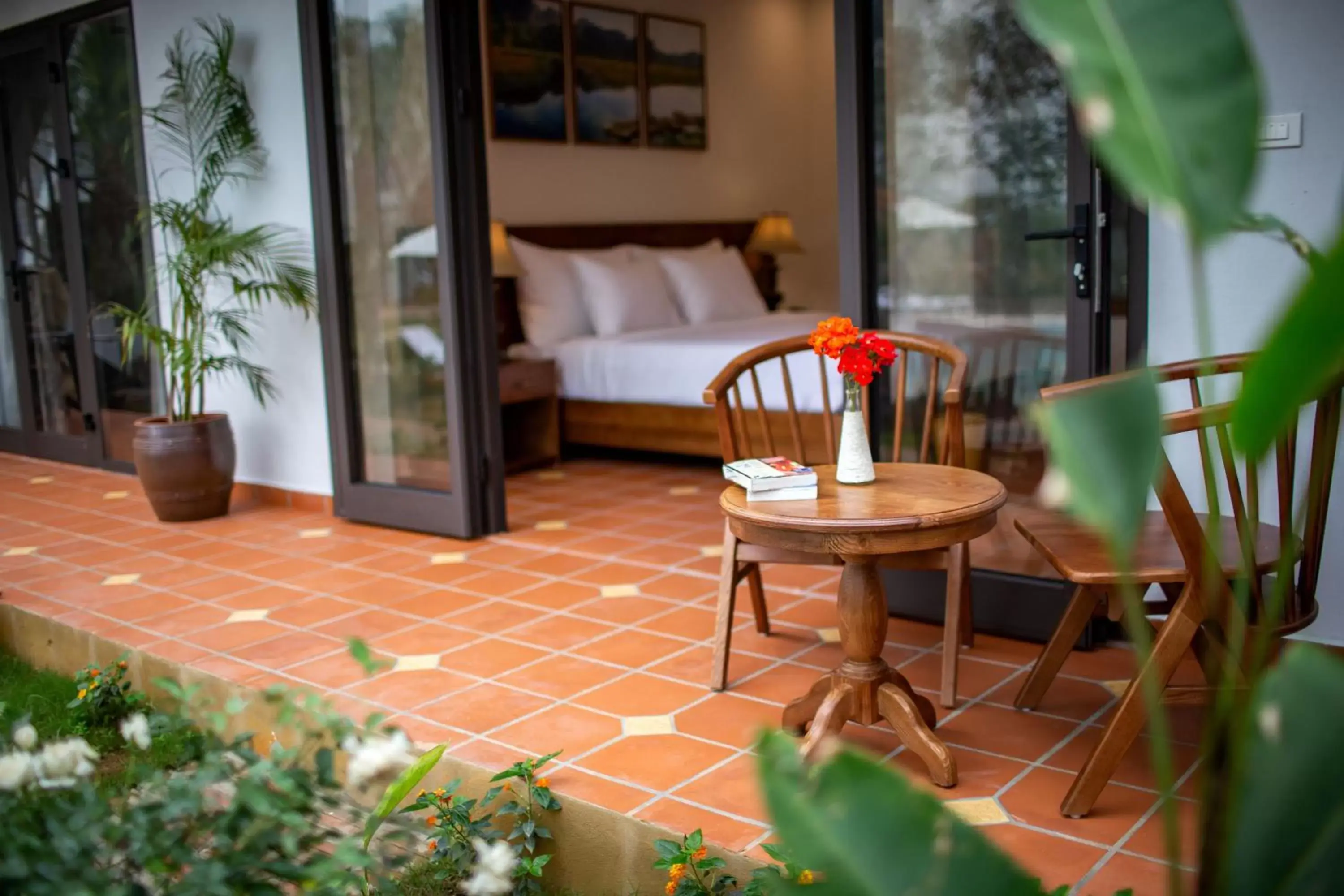 Deluxe Double Room with Pool View in Bai Dinh Garden Resort & Spa Deluxe Double Room with Pool View in Bai Dinh Garden Resort & Spa