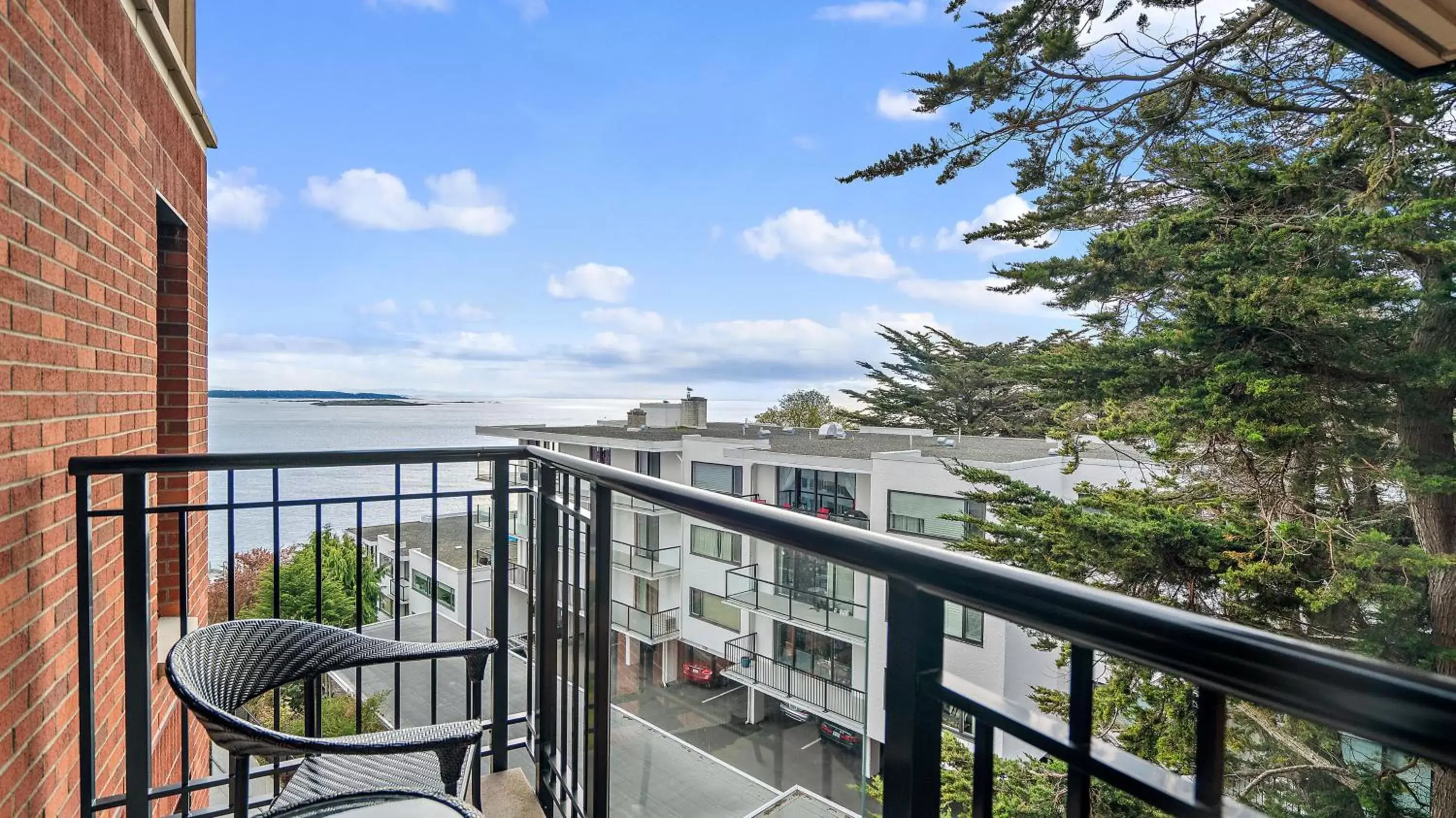 One Bedroom Suite, Partial Ocean View, King in Oak Bay Beach Hotel One Bedroom Suite, Partial Ocean View, King in Oak Bay Beach Hotel