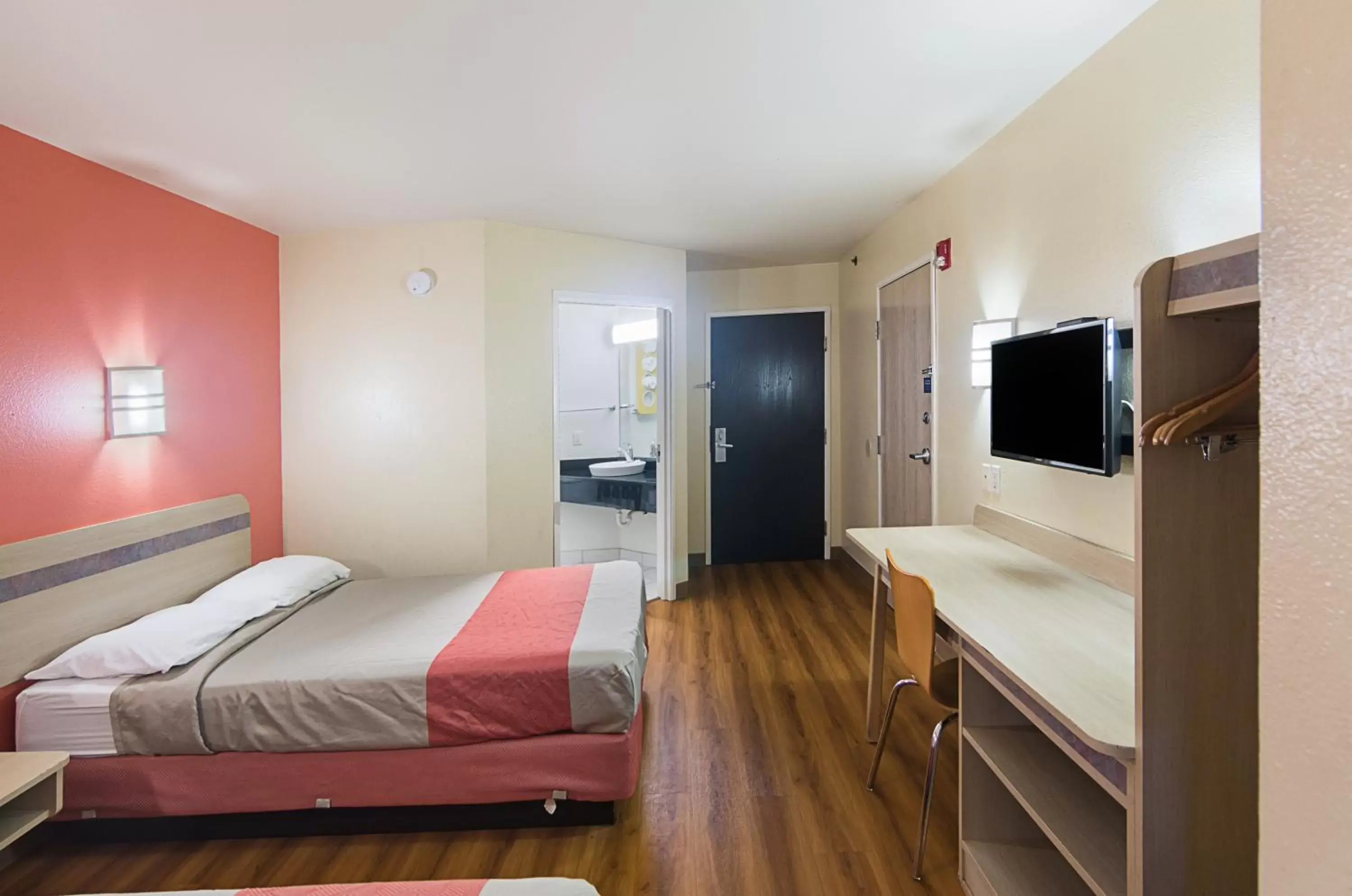 Deluxe Queen Room - Non-Smoking in Motel 6-Terrell, TX Deluxe Queen Room - Non-Smoking in Motel 6-Terrell, TX