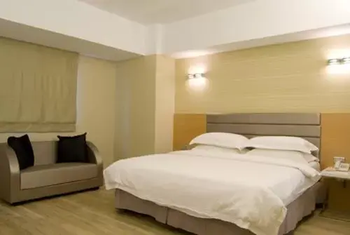 Run of House Double Room in The Riverside Hotel Esthetics Run of House Double Room in The Riverside Hotel Esthetics