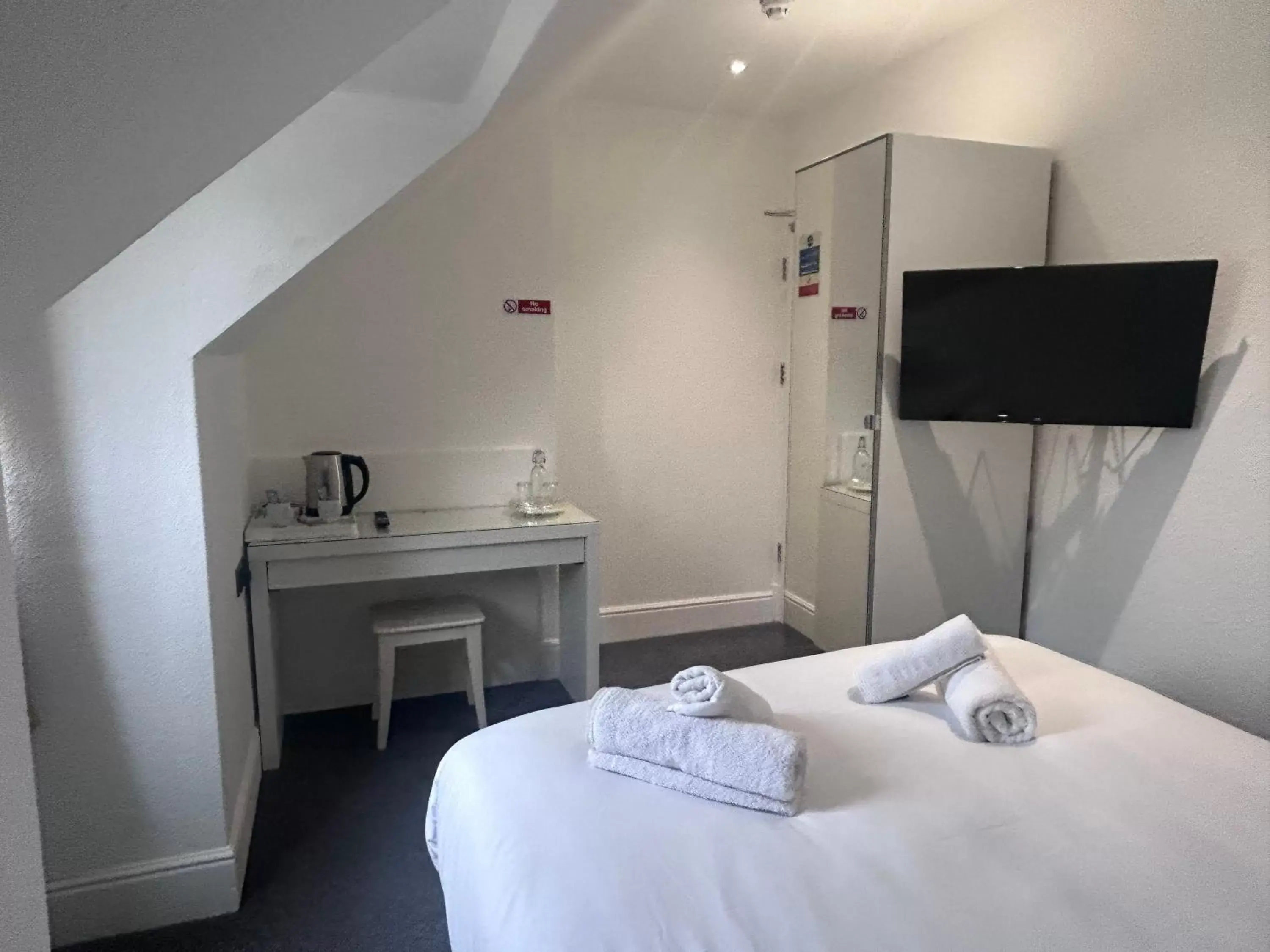 Double Room with Private External Bathroom in Charnwood Regency Guest House Double Room with Private External Bathroom in Charnwood Regency Guest House