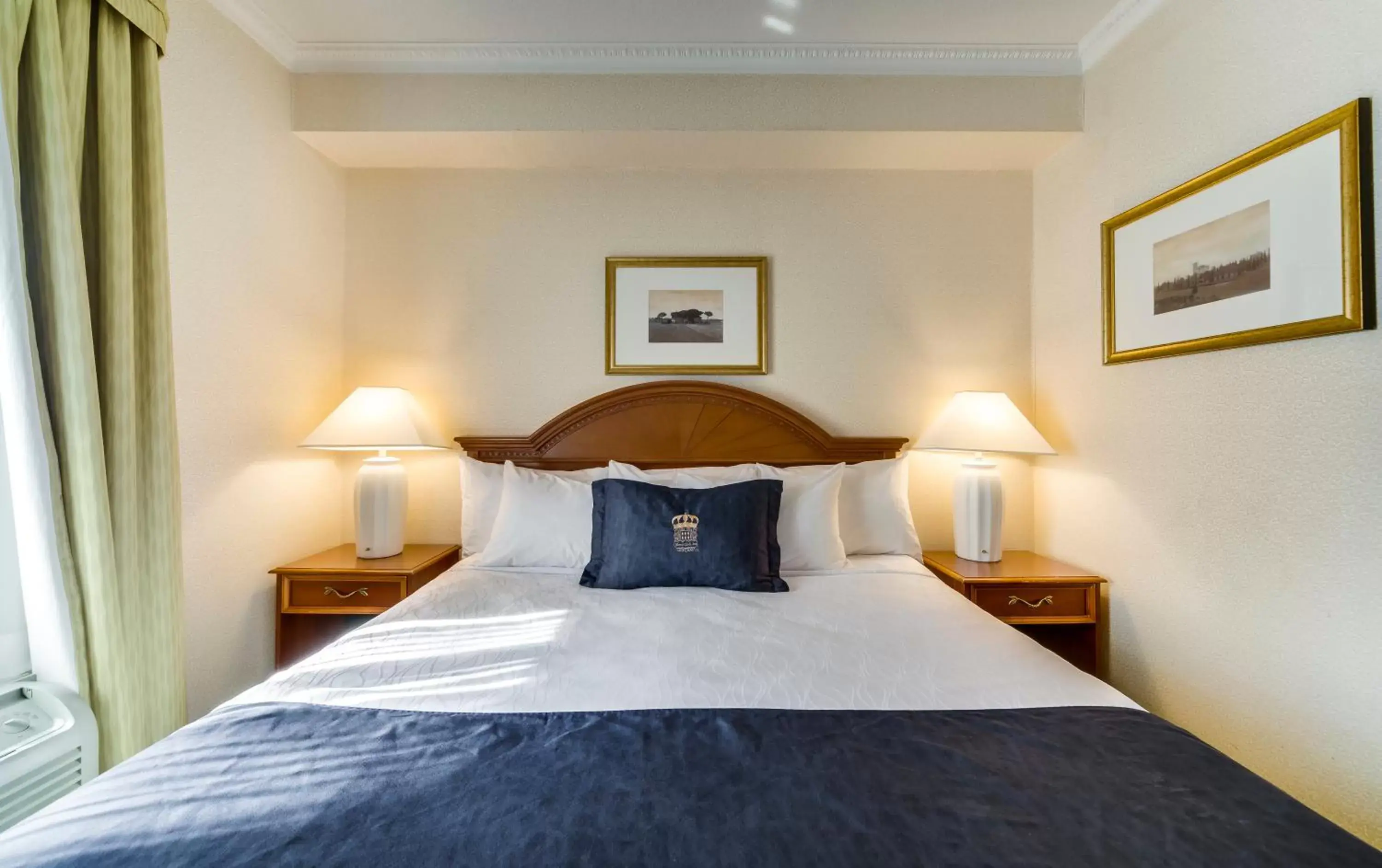 Standard room with 1 king bed in Monte Carlo Inn Toronto West Suites Standard room with 1 king bed in Monte Carlo Inn Toronto West Suites