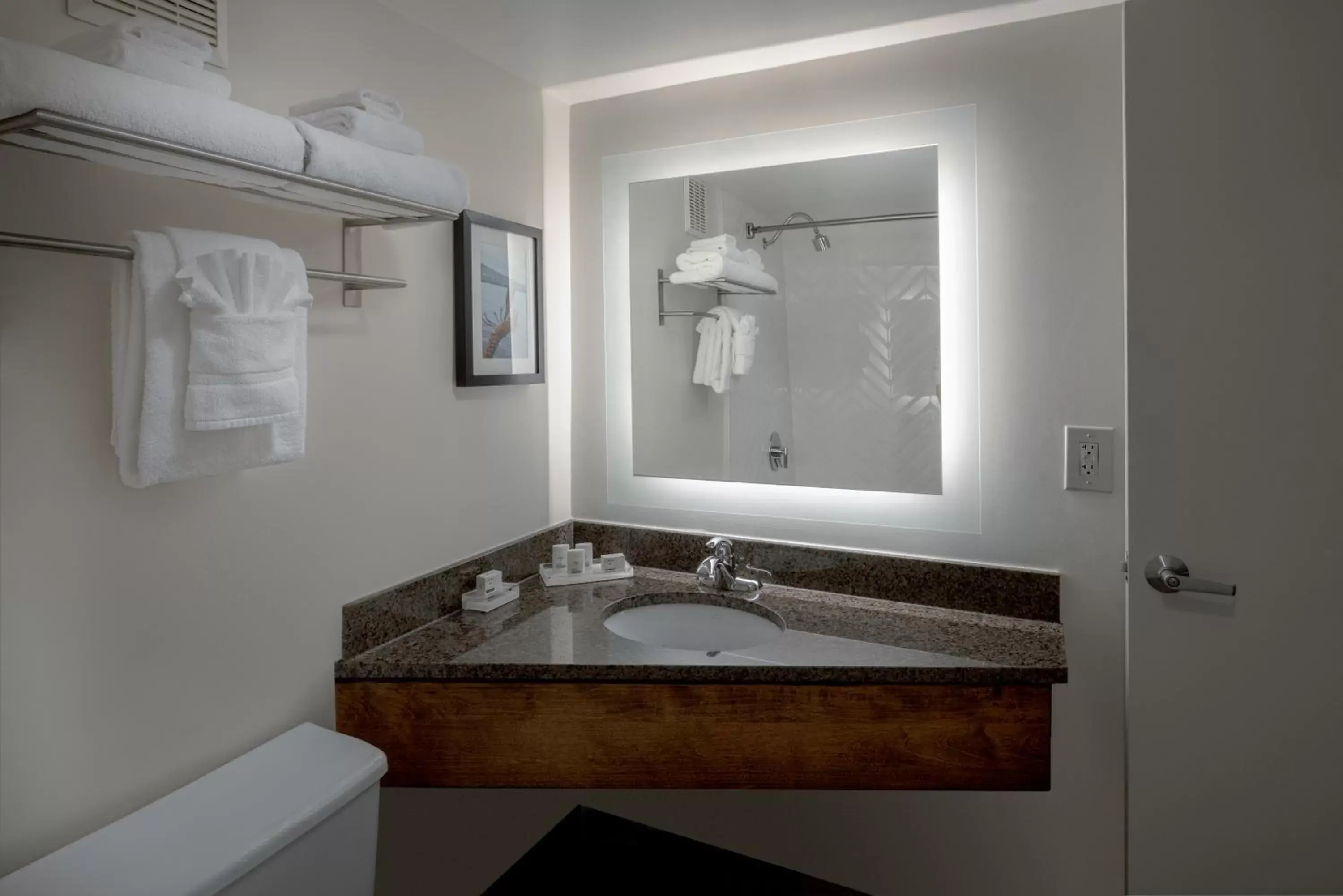 Premium Corner Queen Room in Holiday Inn Portland-By the Bay by IHG Premium Corner Queen Room in Holiday Inn Portland-By the Bay by IHG