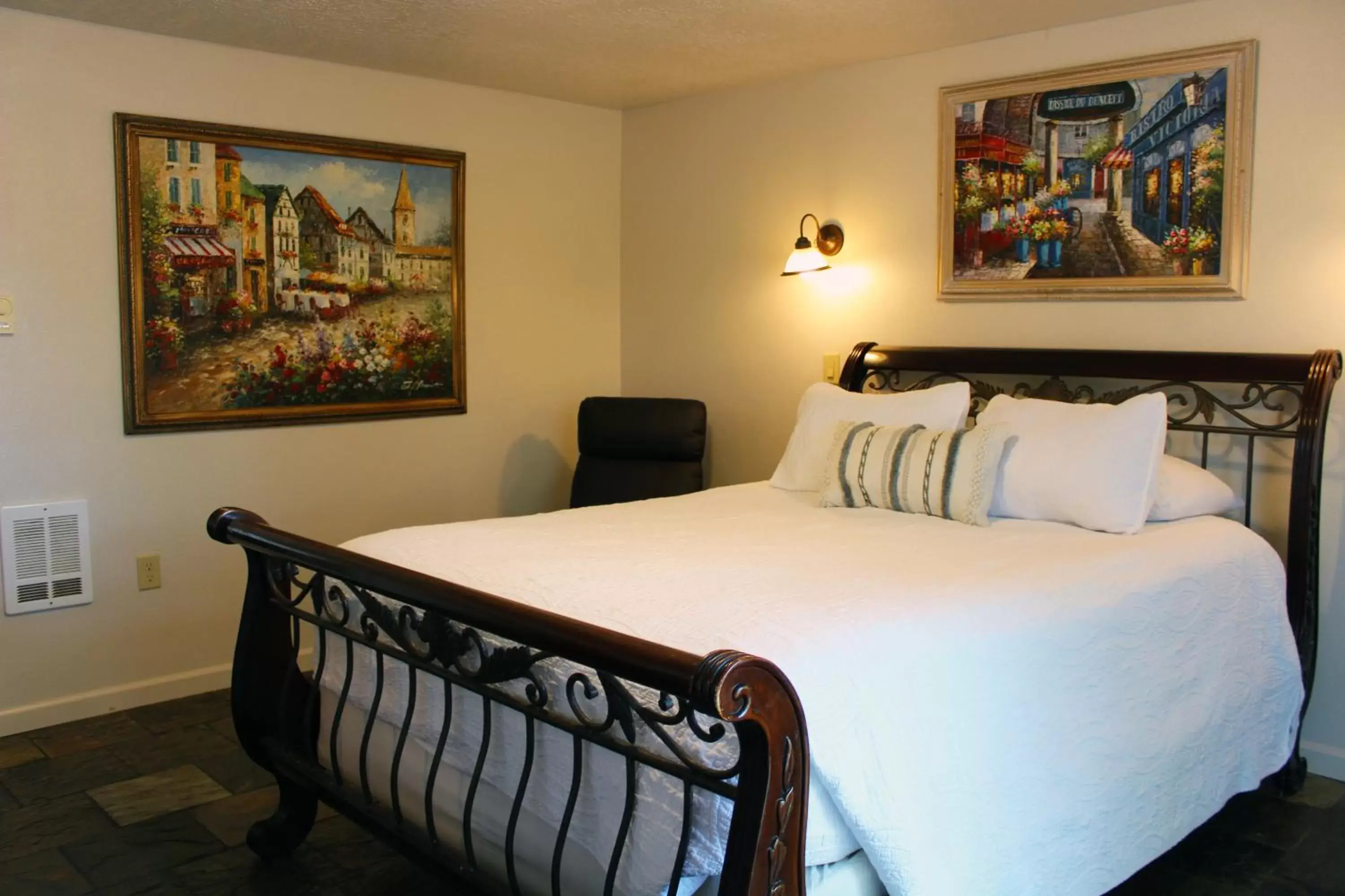 Superior Queen Room in Silverton Inn & Suites Superior Queen Room in Silverton Inn & Suites