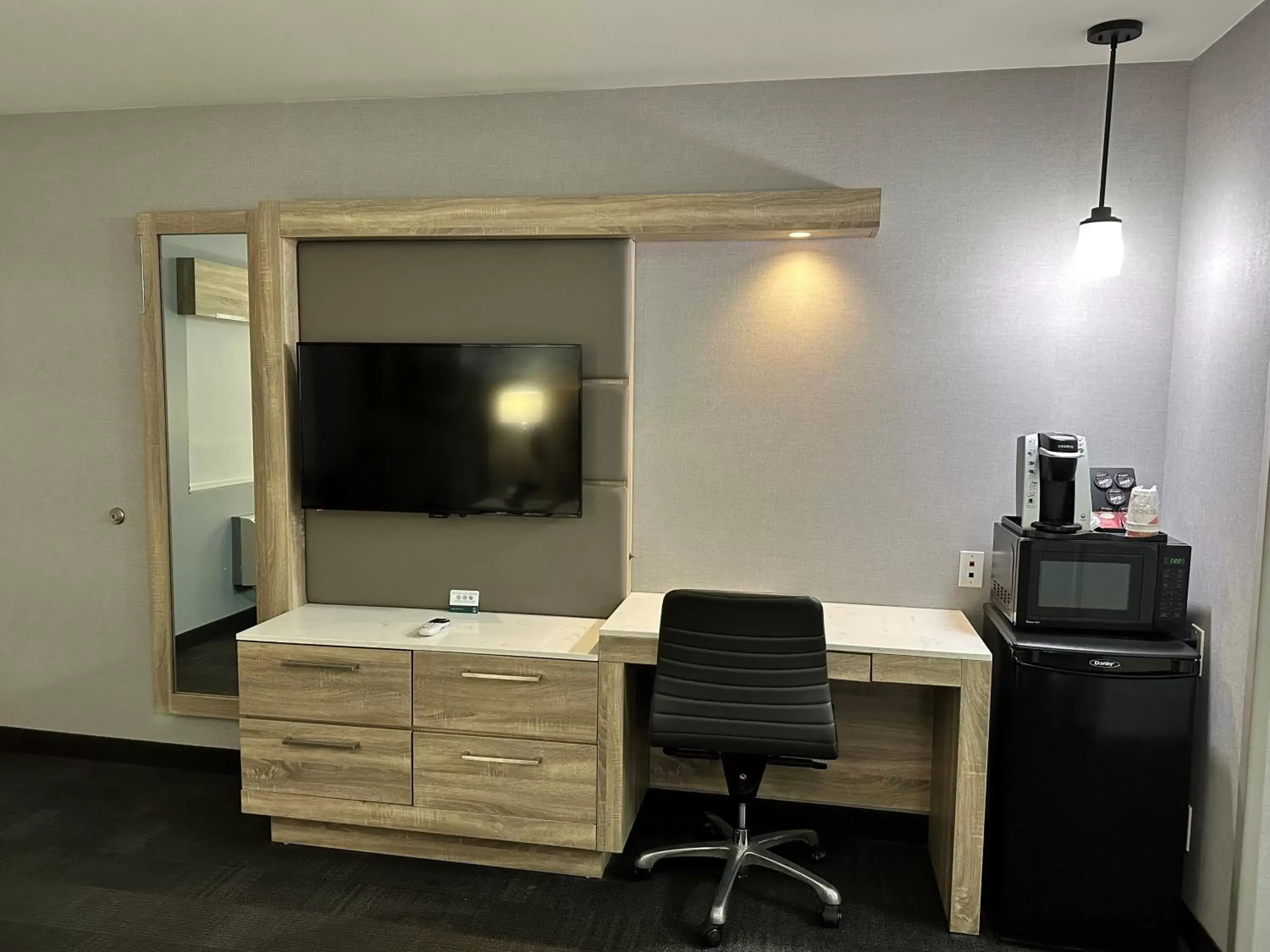 Queen Room with Accessible Tub - Accessible/Non-Smoking in Quality Inn Chico Queen Room with Accessible Tub - Accessible/Non-Smoking in Quality Inn Chico