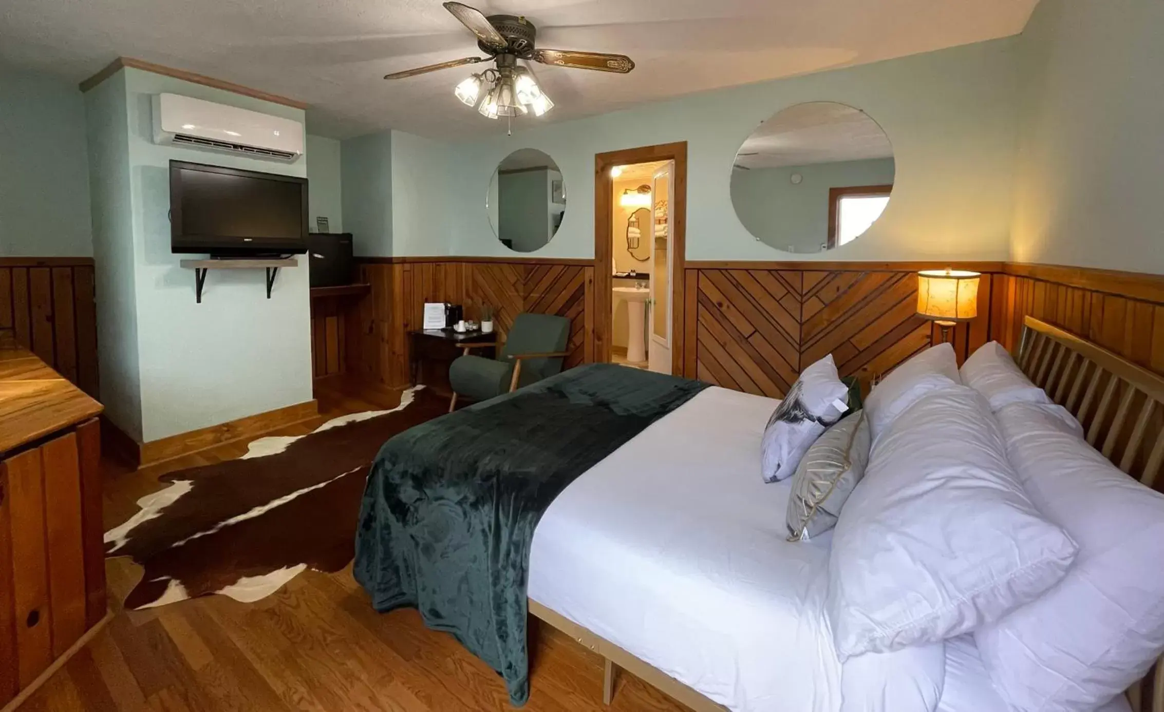 Standard Double Room in Skyline Village Inn Standard Double Room in Skyline Village Inn