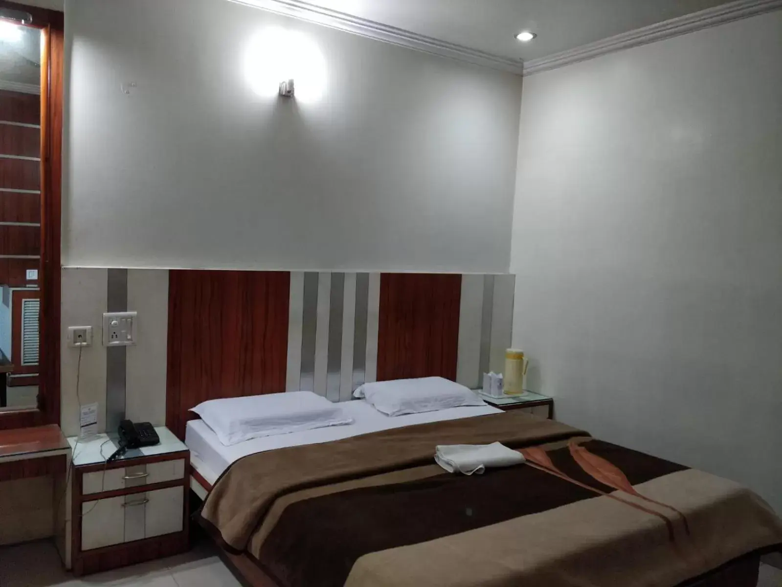 Deluxe Room - single occupancy in Hotel Yatrik Deluxe Room - single occupancy in Hotel Yatrik