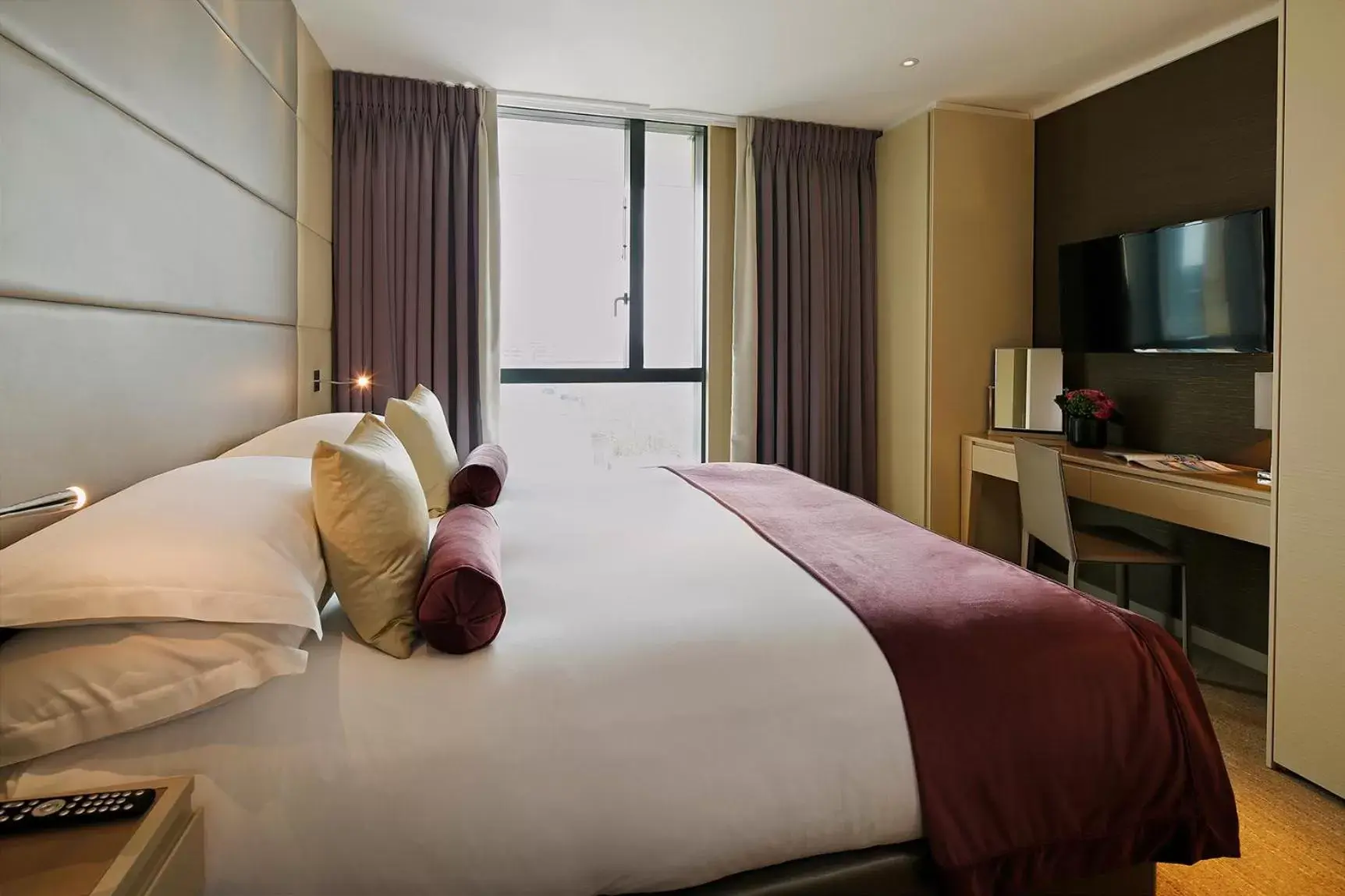 Deluxe Three-Bedroom Apartment with Tower Bridge View in Cheval Three Quays at The Tower of London Deluxe Three-Bedroom Apartment with Tower Bridge View in Cheval Three Quays at The Tower of London