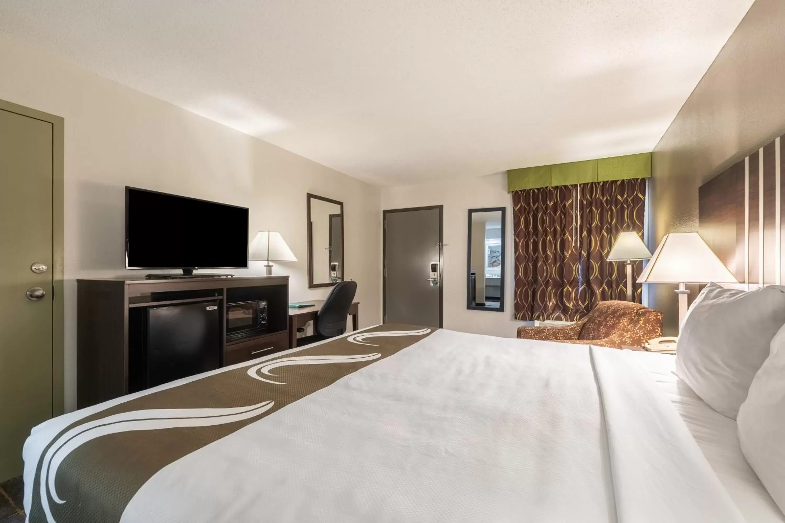 King Room - Smoking in Quality Inn Cleveland North King Room - Smoking in Quality Inn Cleveland North