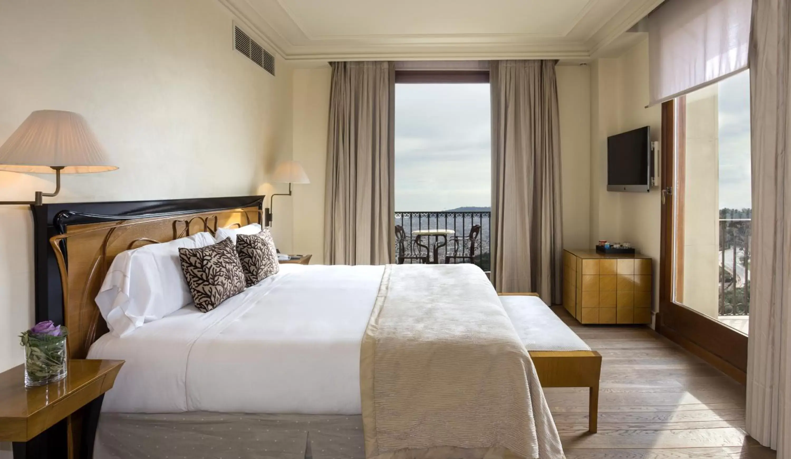 Junior Suite with Mountain View in Gran Hotel La Florida G.L Monumento Junior Suite with Mountain View in Gran Hotel La Florida G.L Monumento