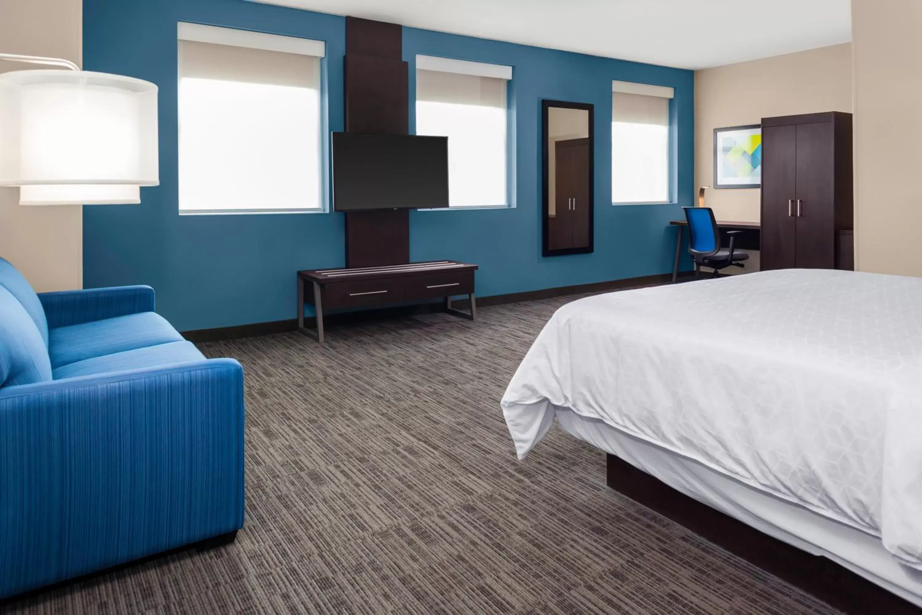 King Room - Mobility Access/Roll in Shower - Non-Smoking in Holiday Inn Express - Kansas City Downtown, an IHG Hotel King Room - Mobility Access/Roll in Shower - Non-Smoking in Holiday Inn Express - Kansas City Downtown, an IHG Hotel