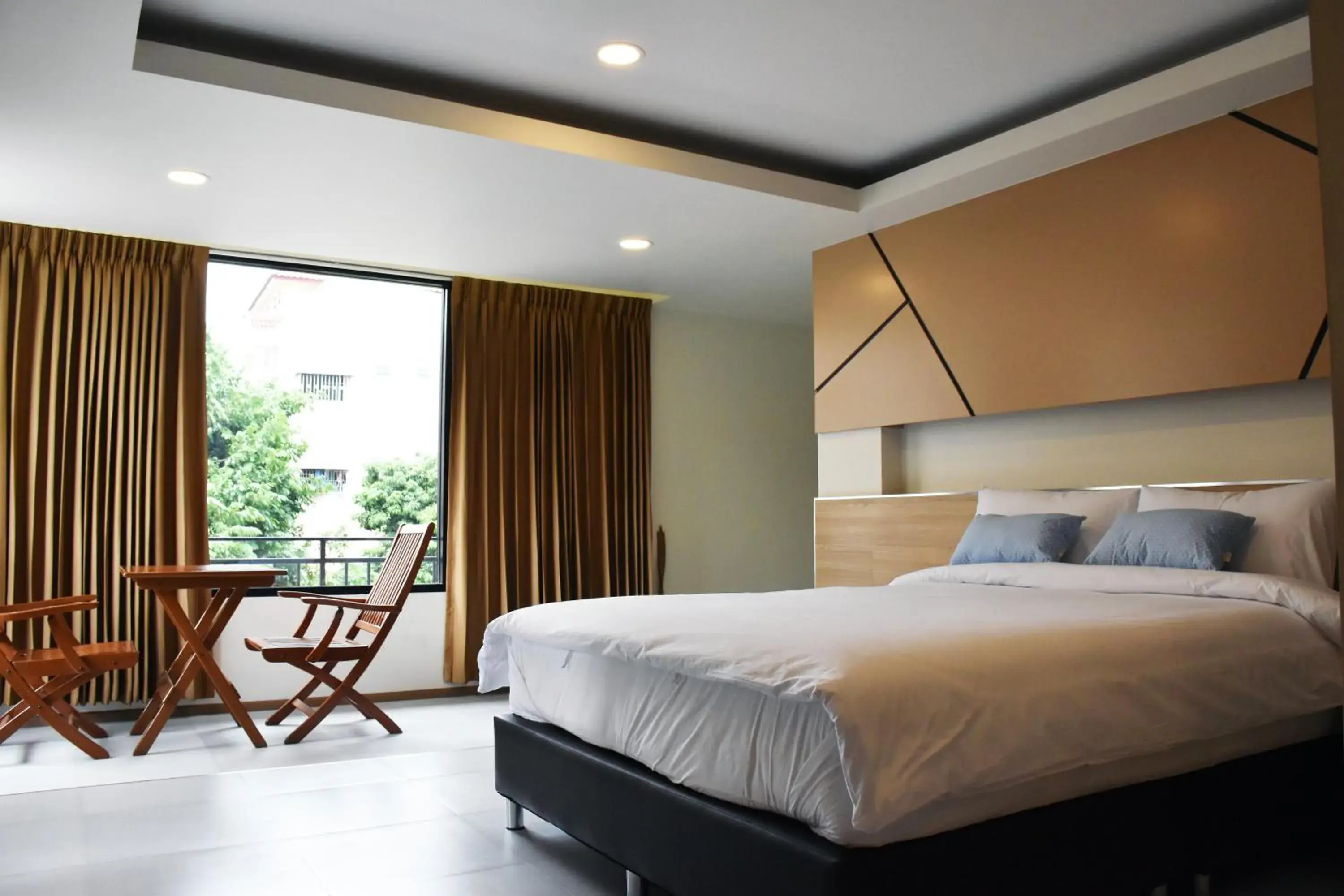 TUCK Me iN TUCK Me iN