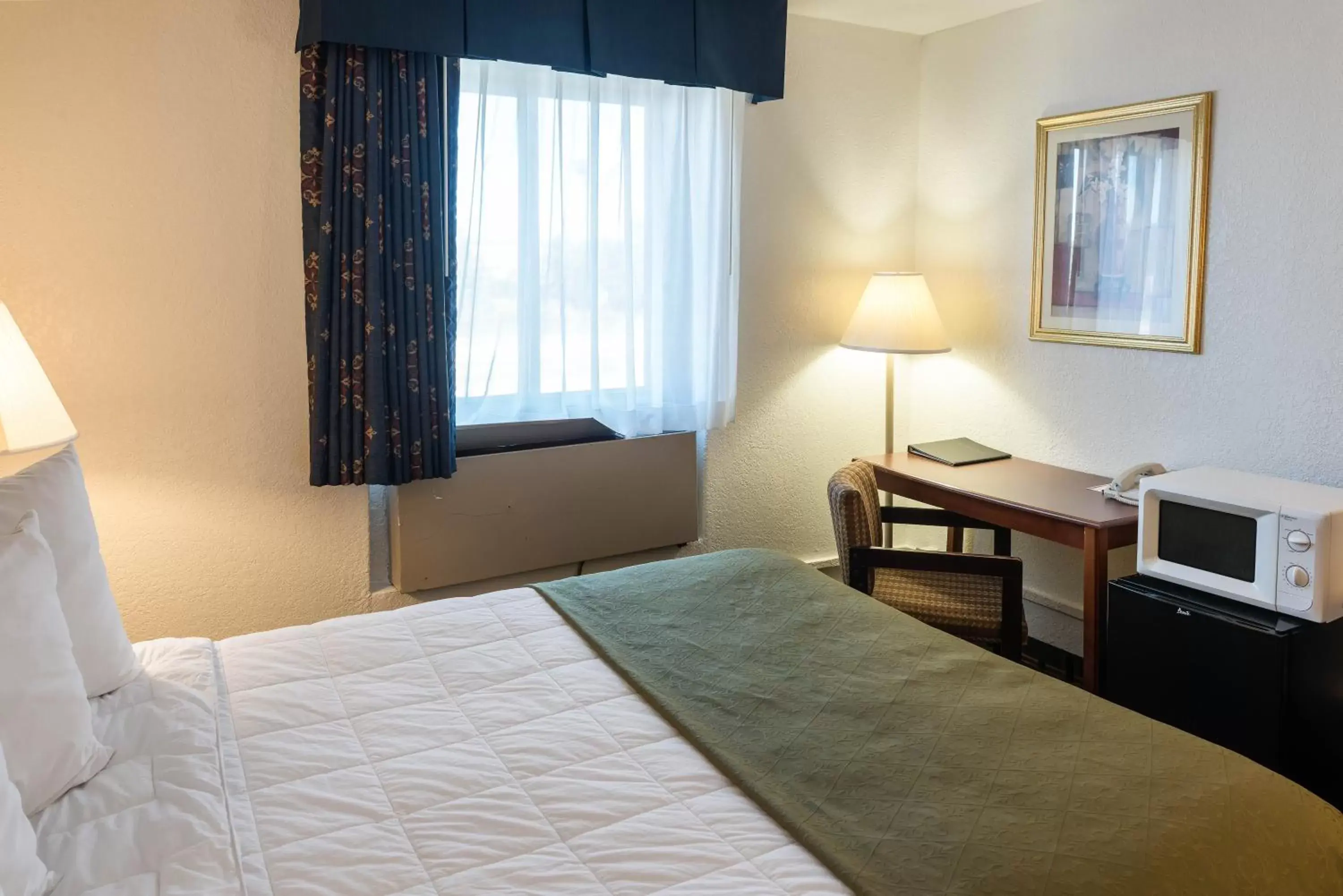 Queen Room - Non-Smoking in Quality Inn Queen Room - Non-Smoking in Quality Inn