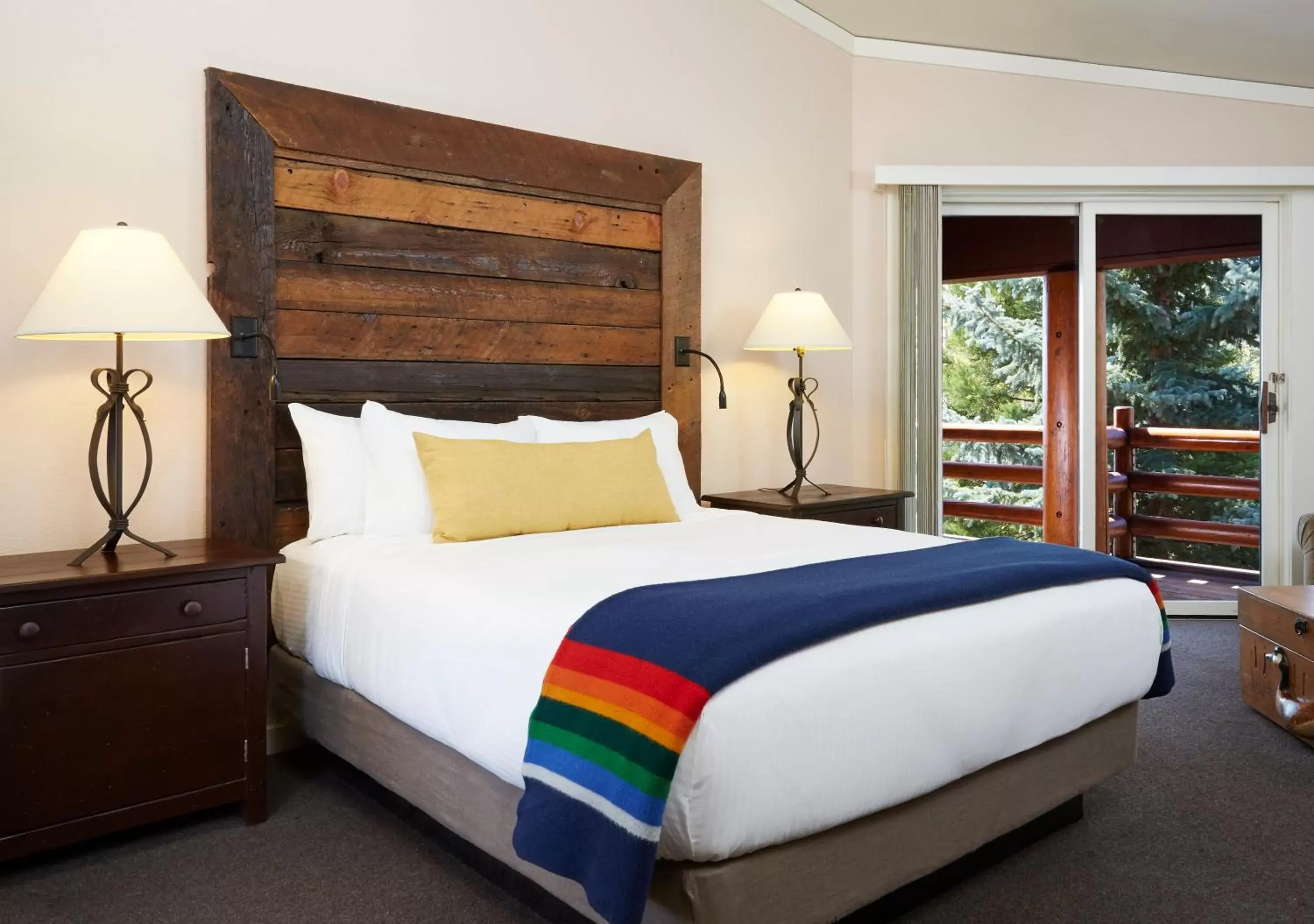 Queen Room with Partial Lake View in Sunnyside Resort and Lodge Queen Room with Partial Lake View in Sunnyside Resort and Lodge