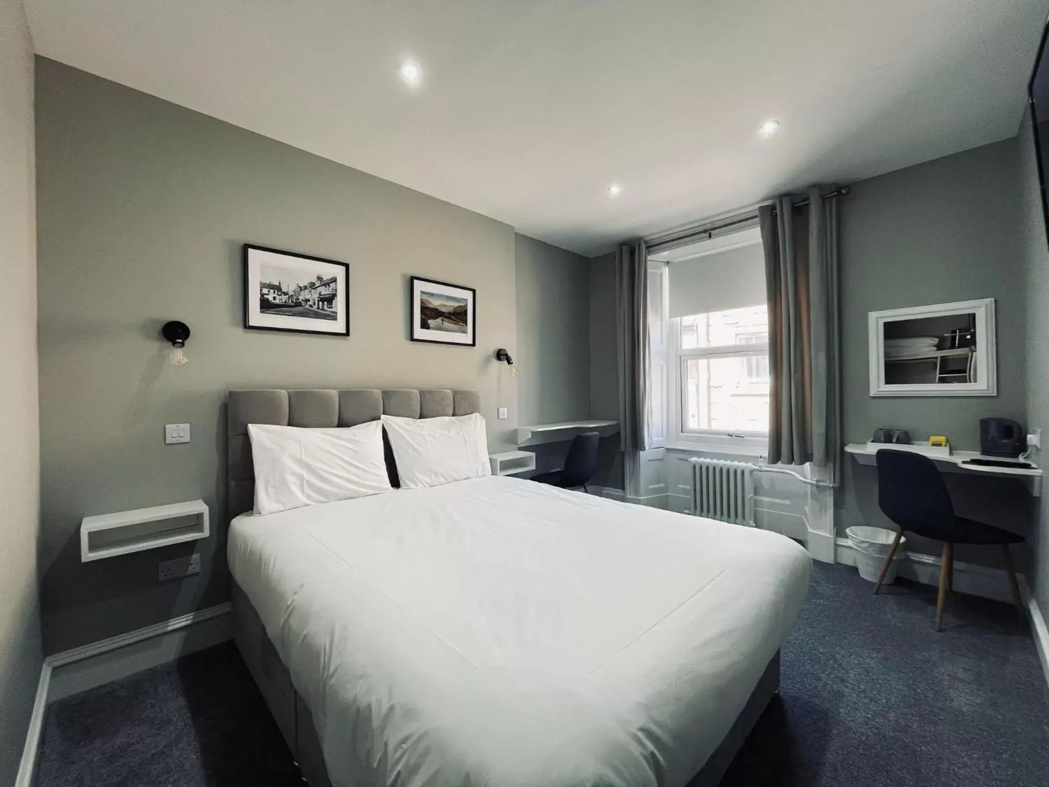 Deluxe Double Room in Airlie Arms Hotel Deluxe Double Room in Airlie Arms Hotel