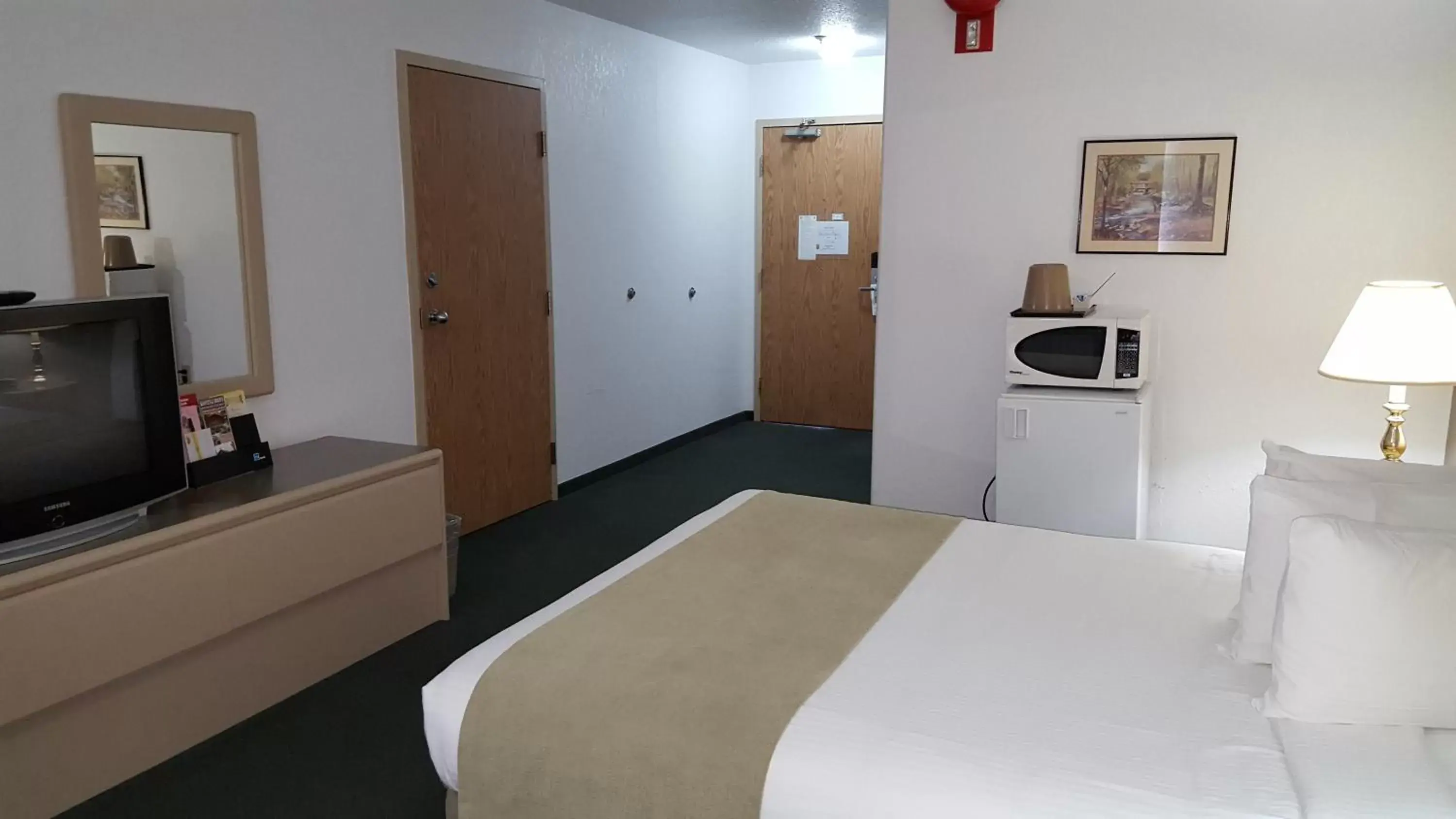 Queen Room - Disability Access - Non-Smoking in Super 8 by Wyndham Pincher Creek AB Queen Room - Disability Access - Non-Smoking in Super 8 by Wyndham Pincher Creek AB