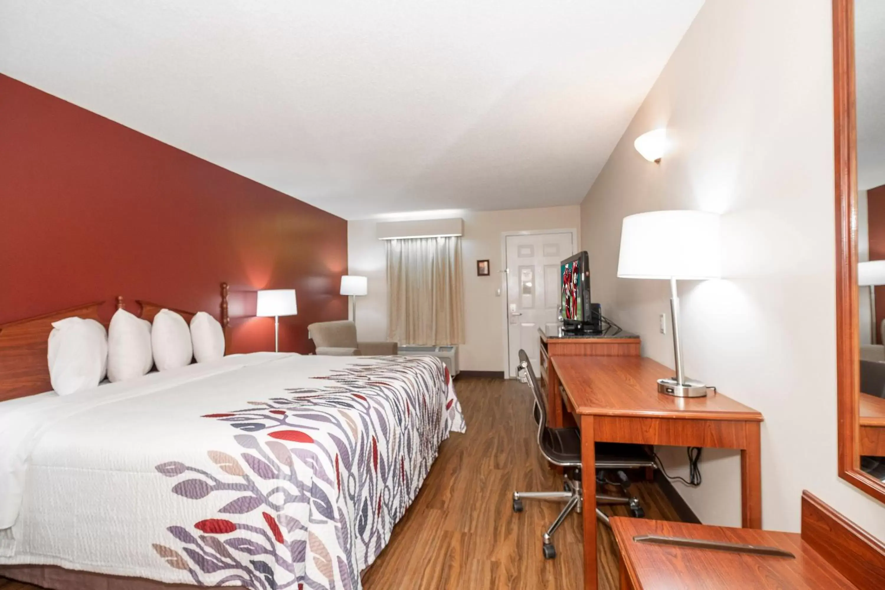 Superior King Room with Roll-In Shower - Disability Access/Non-Smoking in Red Roof Inn & Suites Calhoun Superior King Room with Roll-In Shower - Disability Access/Non-Smoking in Red Roof Inn & Suites Calhoun