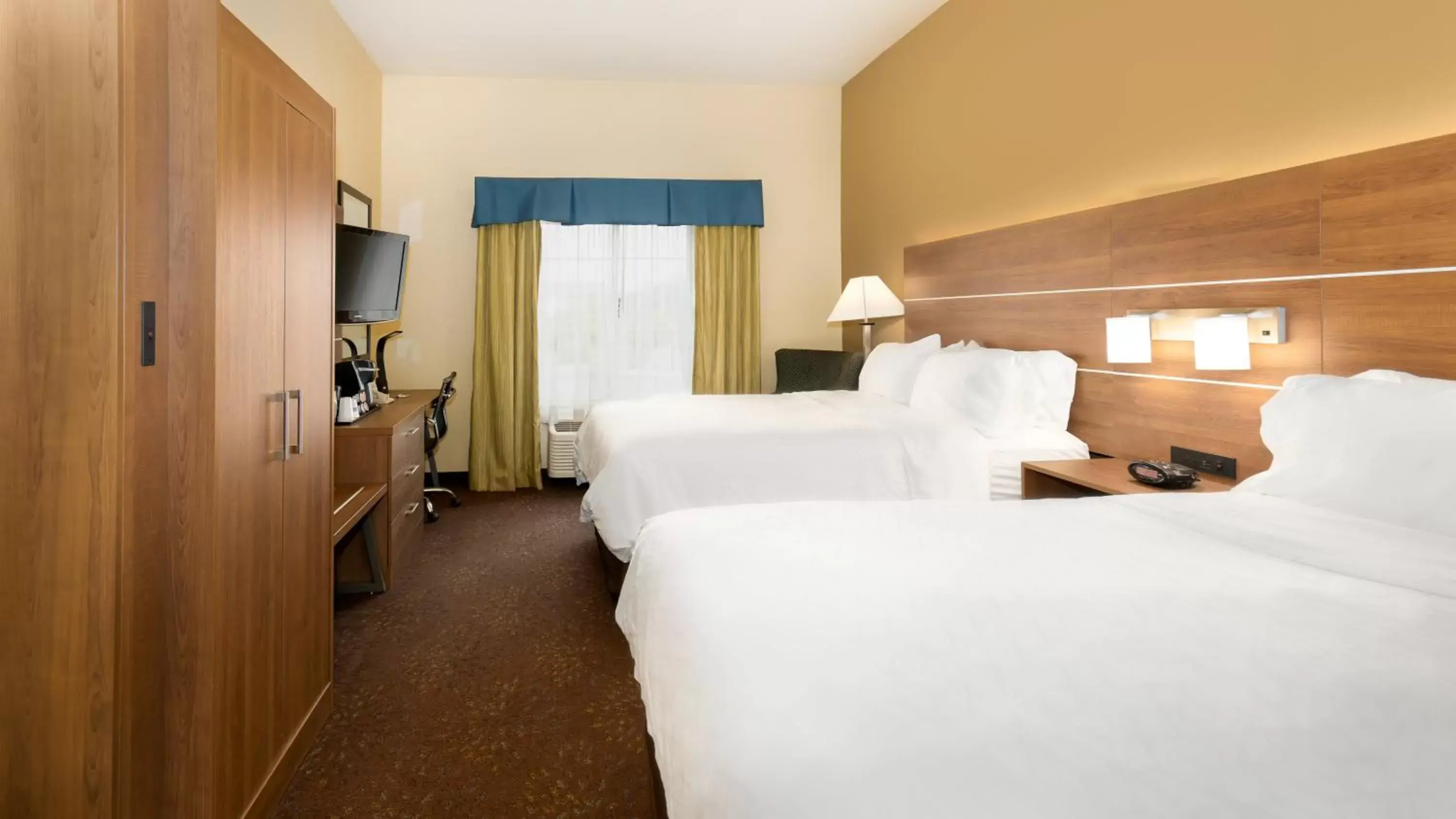 Standard Room with Two Queen Beds in Holiday Inn Express St. Paul South - Inver Grove Heights by IHG Standard Room with Two Queen Beds in Holiday Inn Express St. Paul South - Inver Grove Heights by IHG