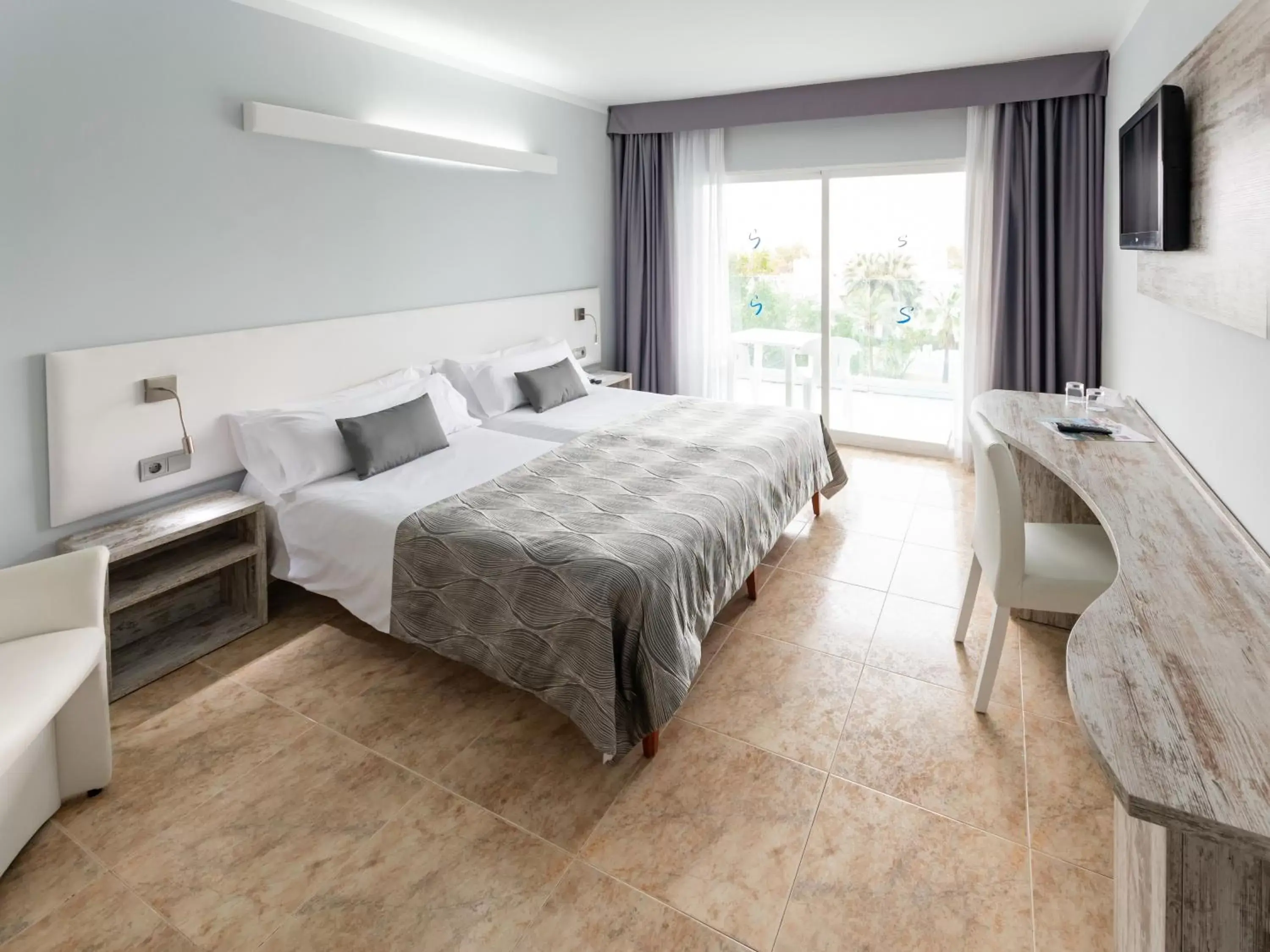 Quadruple Room with Balcony in Hotel Bahia del Sol Quadruple Room with Balcony in Hotel Bahia del Sol