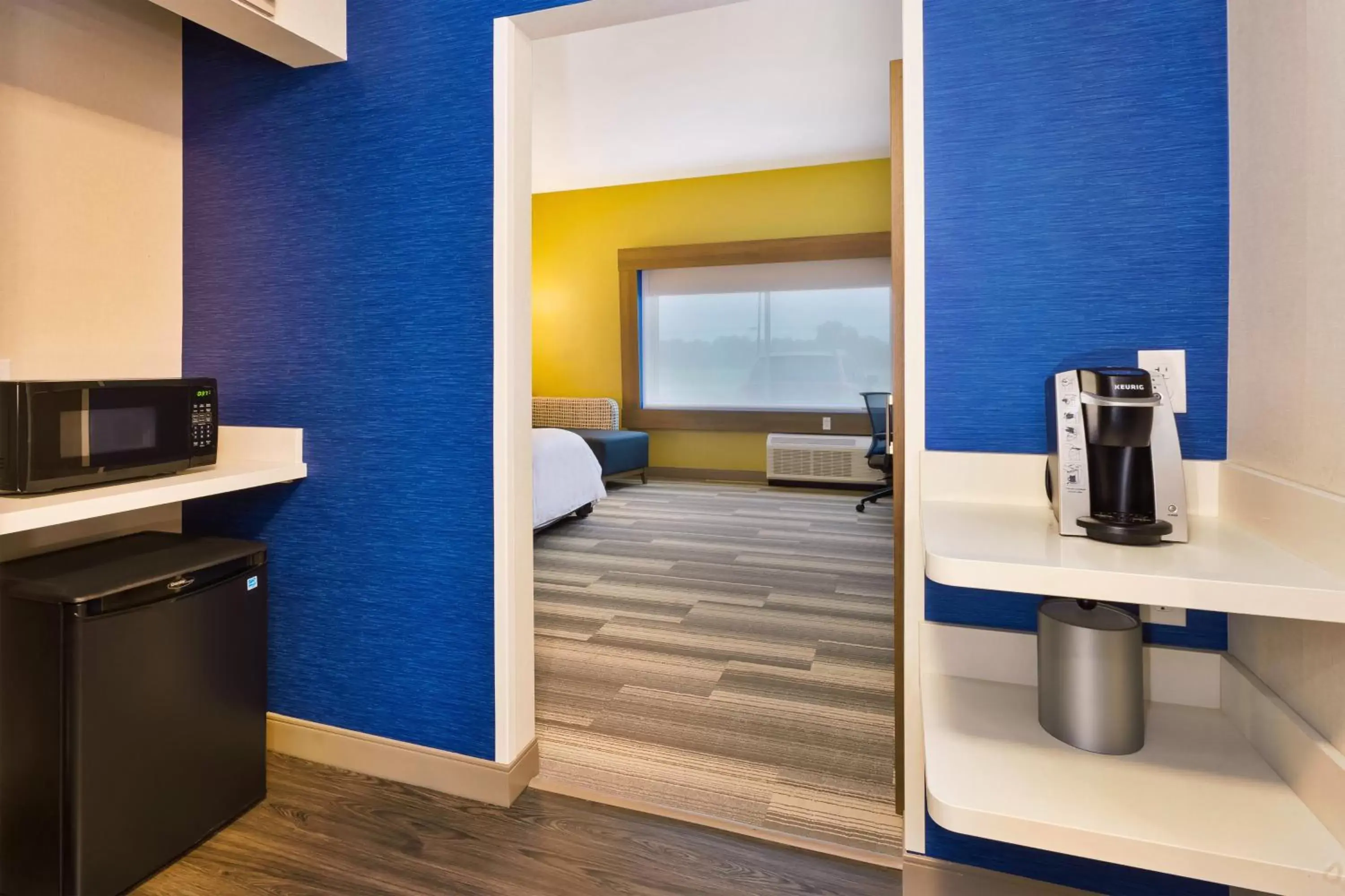 King Room with Mobility Access - Non-Smoking in Holiday Inn Express & Suites - Milan - Sandusky Area, an IHG Hotel King Room with Mobility Access - Non-Smoking in Holiday Inn Express & Suites - Milan - Sandusky Area, an IHG Hotel