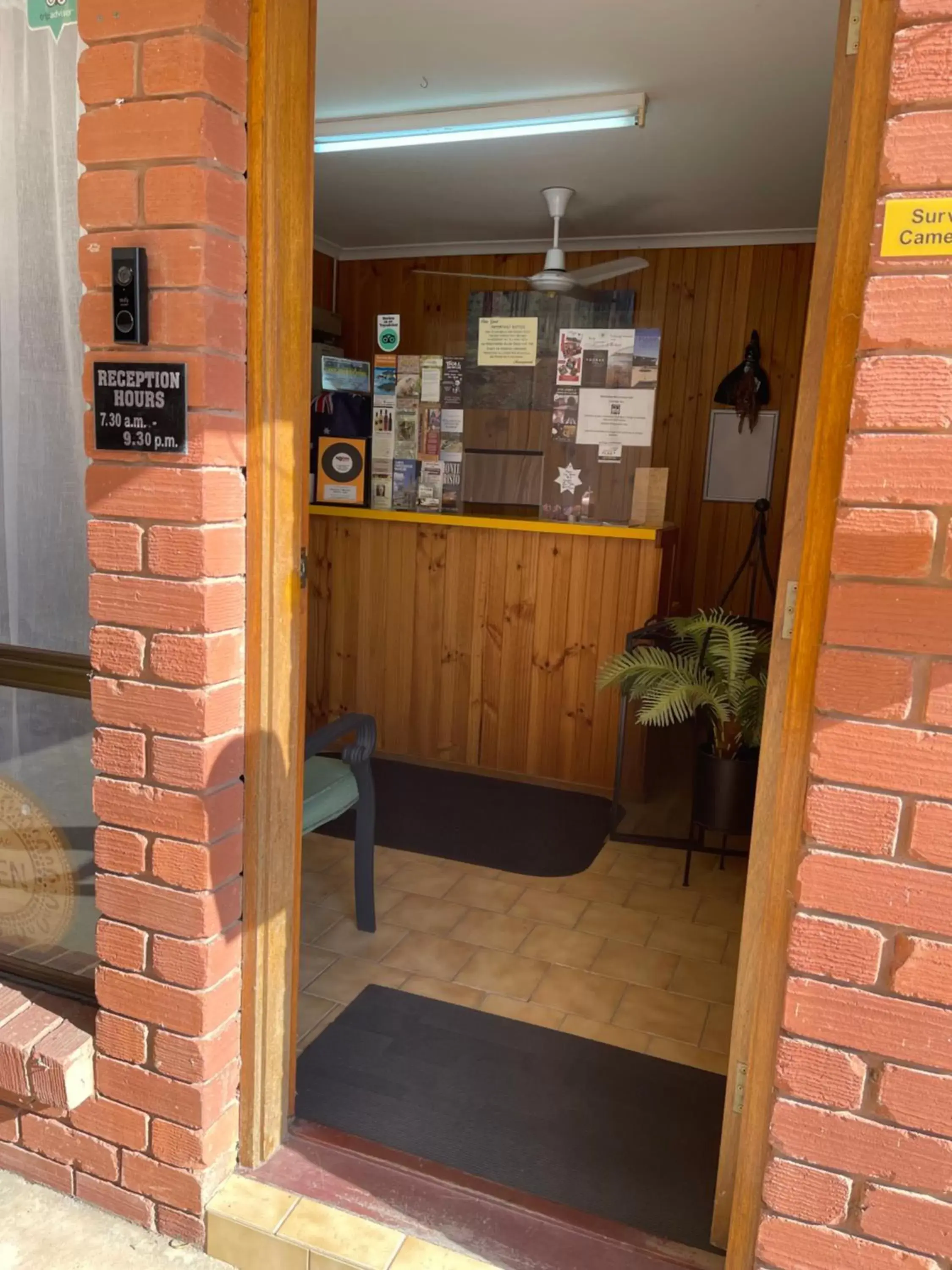 Deluxe Queen Room in Country Roads Motor Inn Deluxe Queen Room in Country Roads Motor Inn