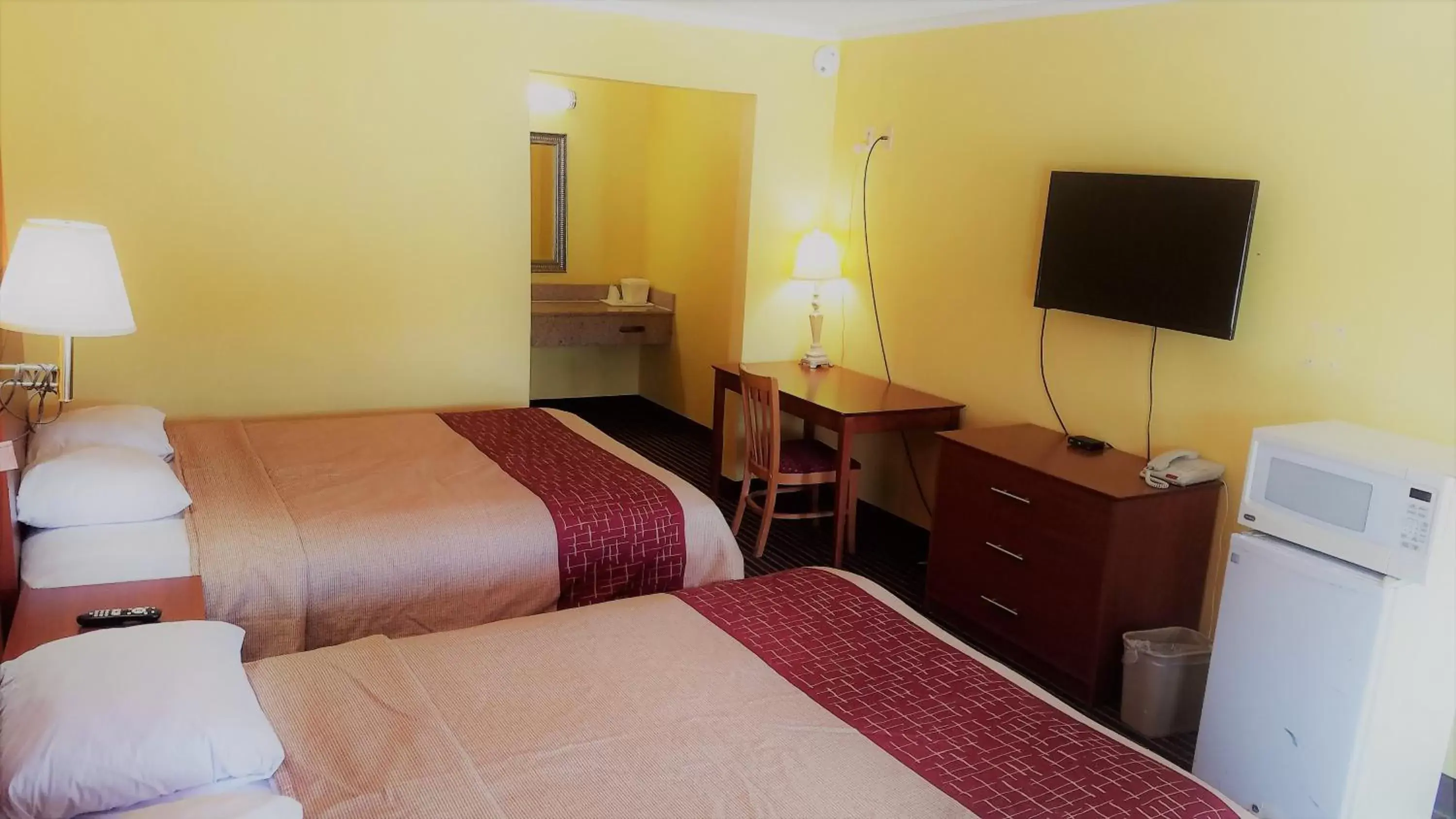 Queen Room in Roadway Inn Troy Queen Room in Roadway Inn Troy